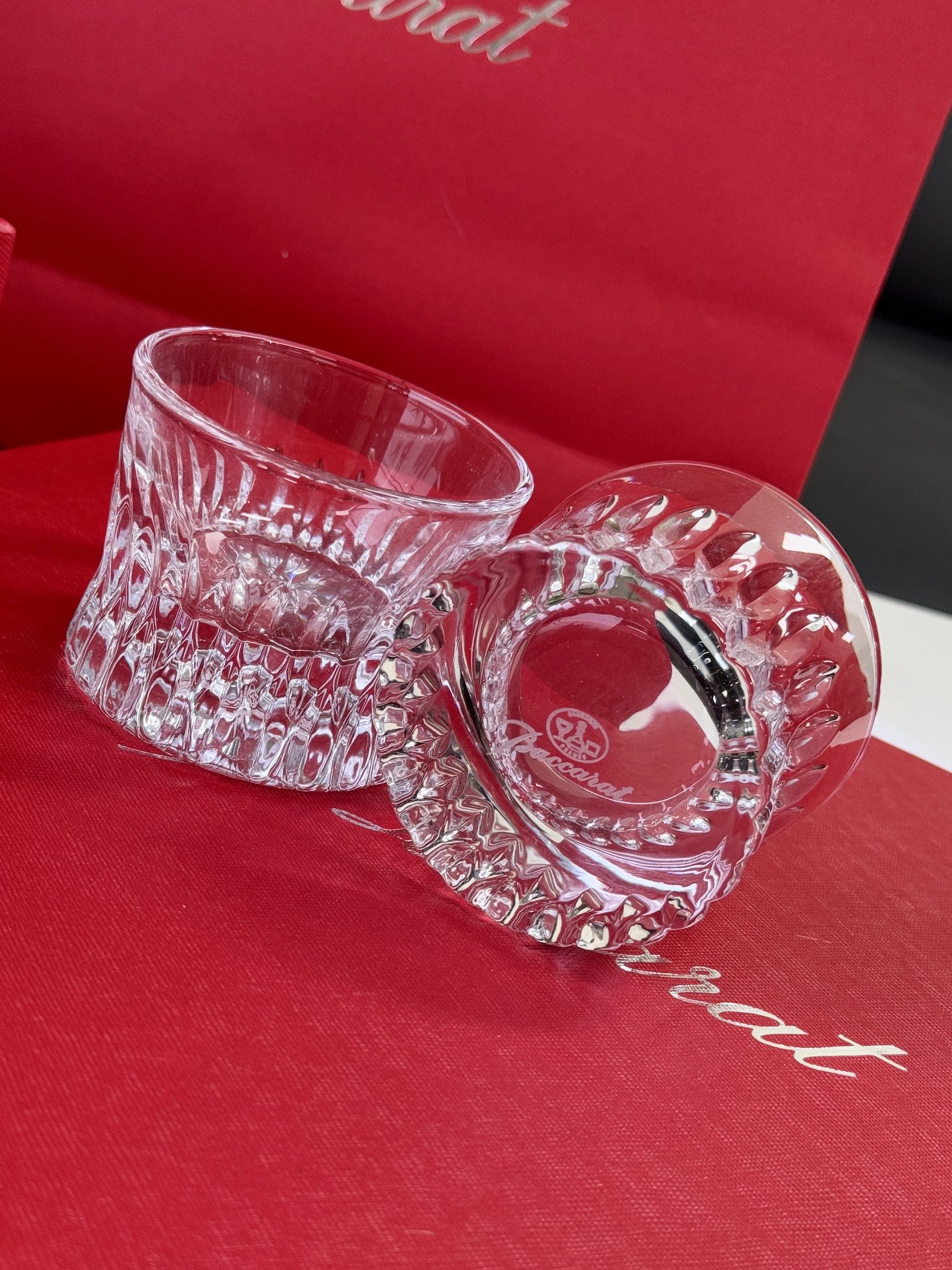 The clear crystal body and elegant contours artfully refract light, comp - Comprehensive 5