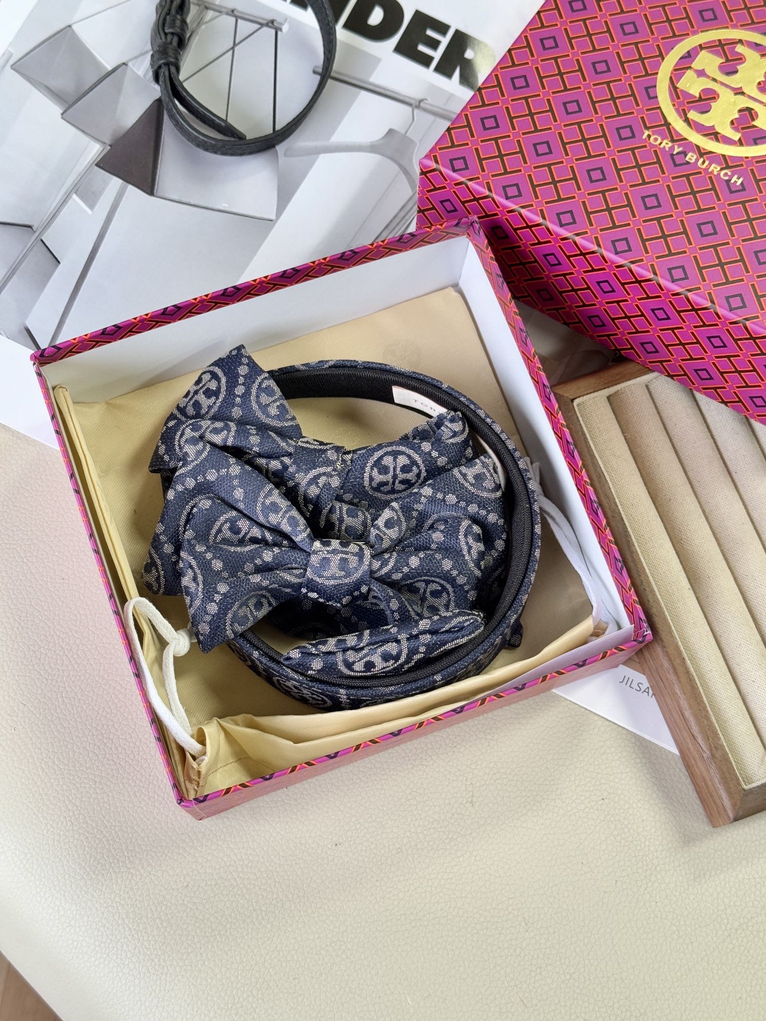 Signature jacquard hair accessory featuring the brand's iconic woven mot - Comprehensive 3
