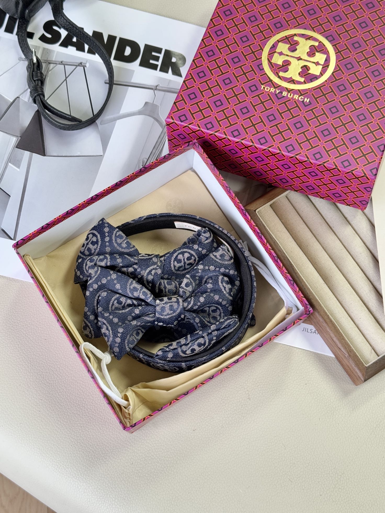 Signature jacquard hair accessory featuring the brand's iconic woven mot - Comprehensive 2