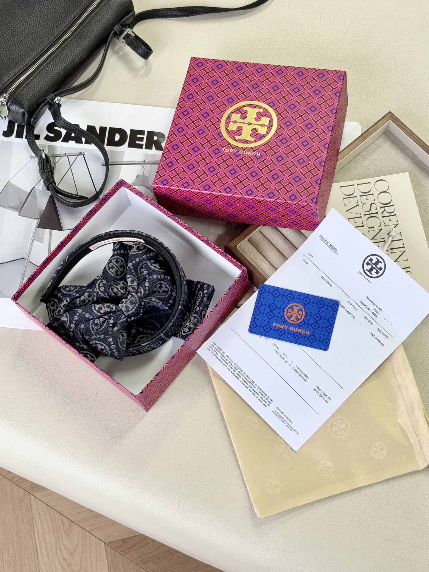 Signature jacquard hair accessory featuring the brand's iconic woven mot - Comprehensive 4