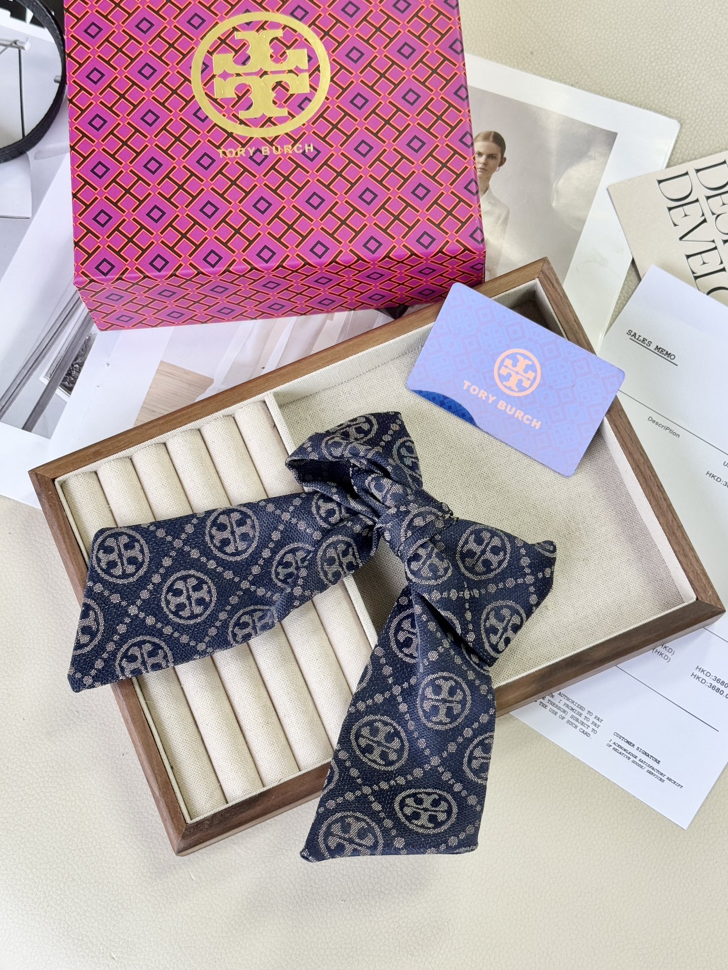 French-inspired vintage minimalist hair accessory. Featuring a clean, un - Comprehensive