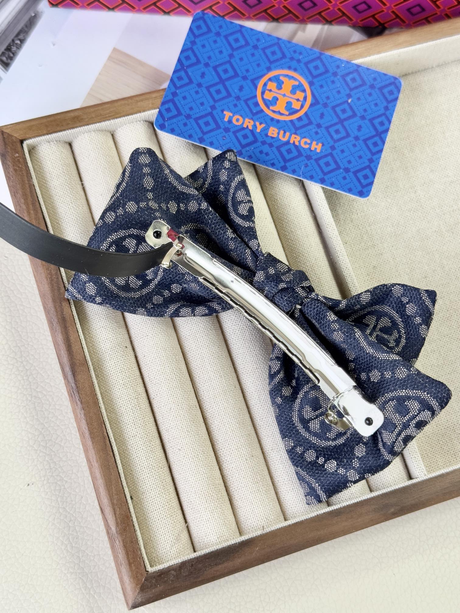 Hair accessories bring understated sophistication to any ensemble, addin - Comprehensive 9