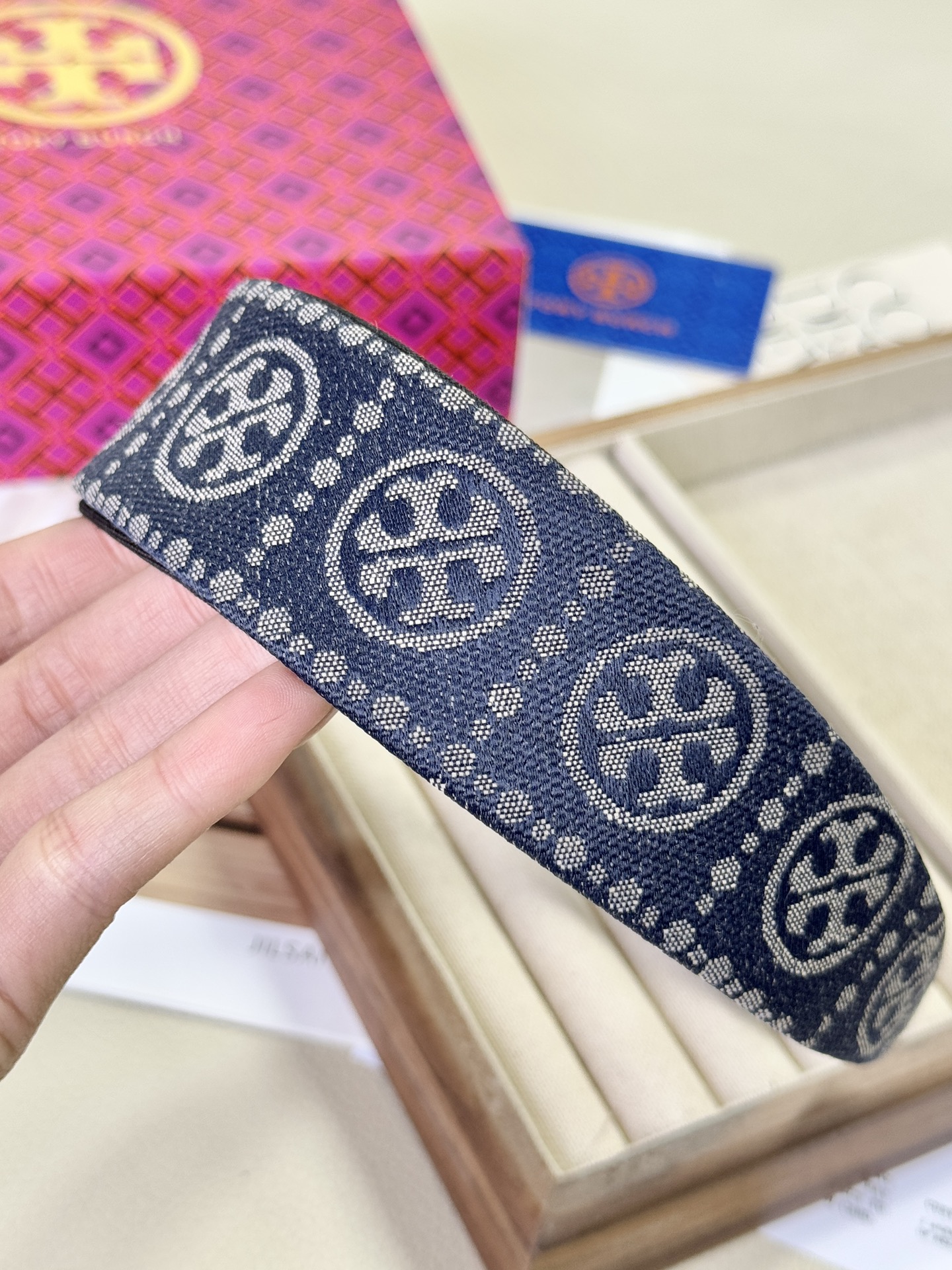 Tory Burch classic monogram in a richly textured woven jacquard - Comprehensive 2