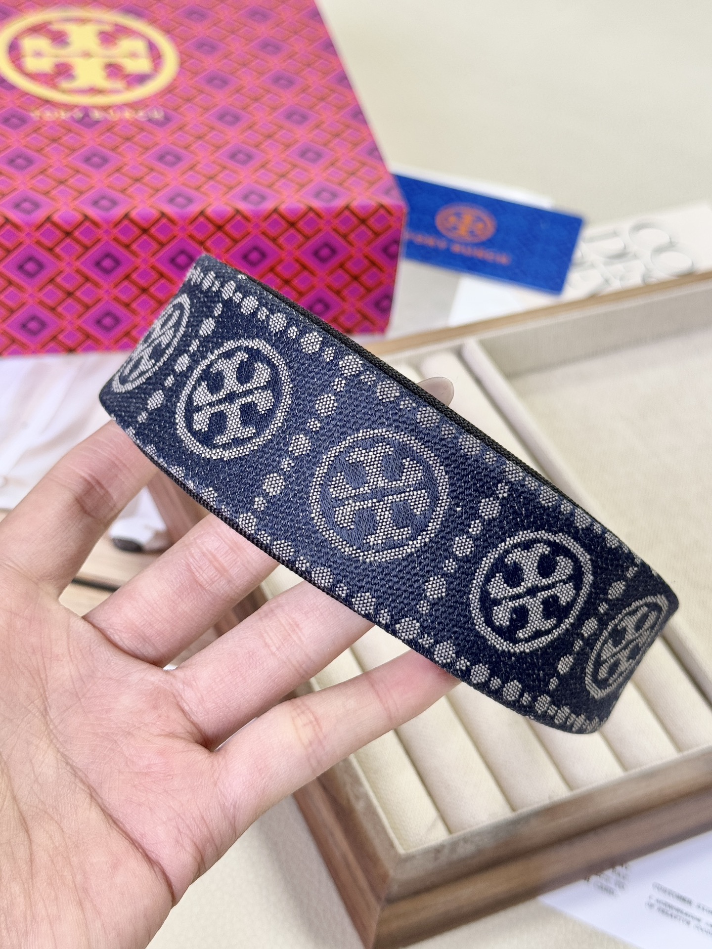 Tory Burch classic monogram in a richly textured woven jacquard - Comprehensive 3