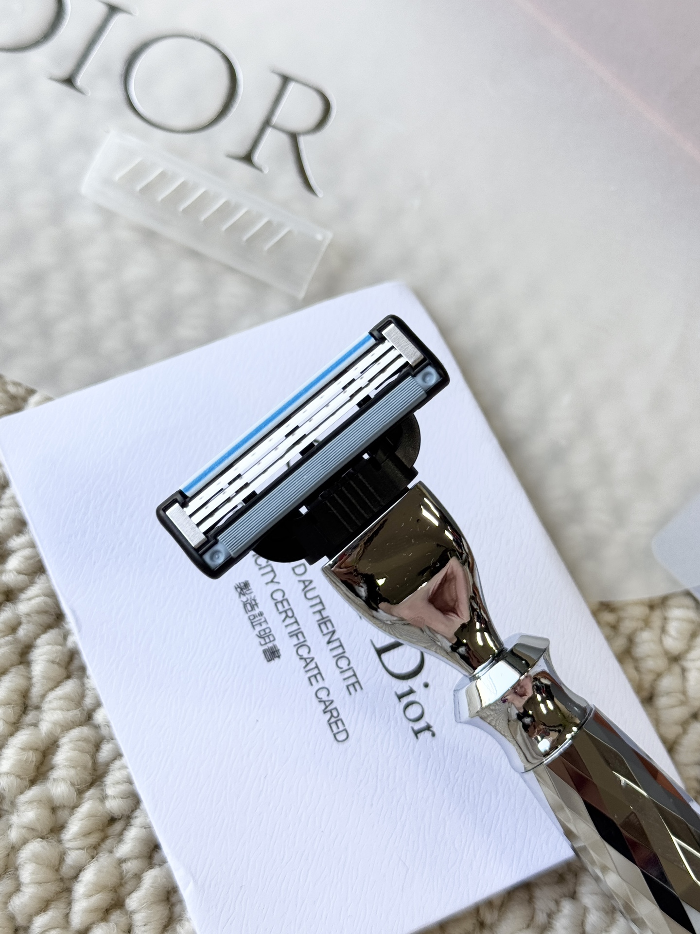 在刀片上还贴心的设计了亲肤润滑条，可以有效的保护皮肤的同时使得刮剃动作非常流畅自然，不至于导致刮伤的产生，使用之后也没有发现红肿不适的现象 2