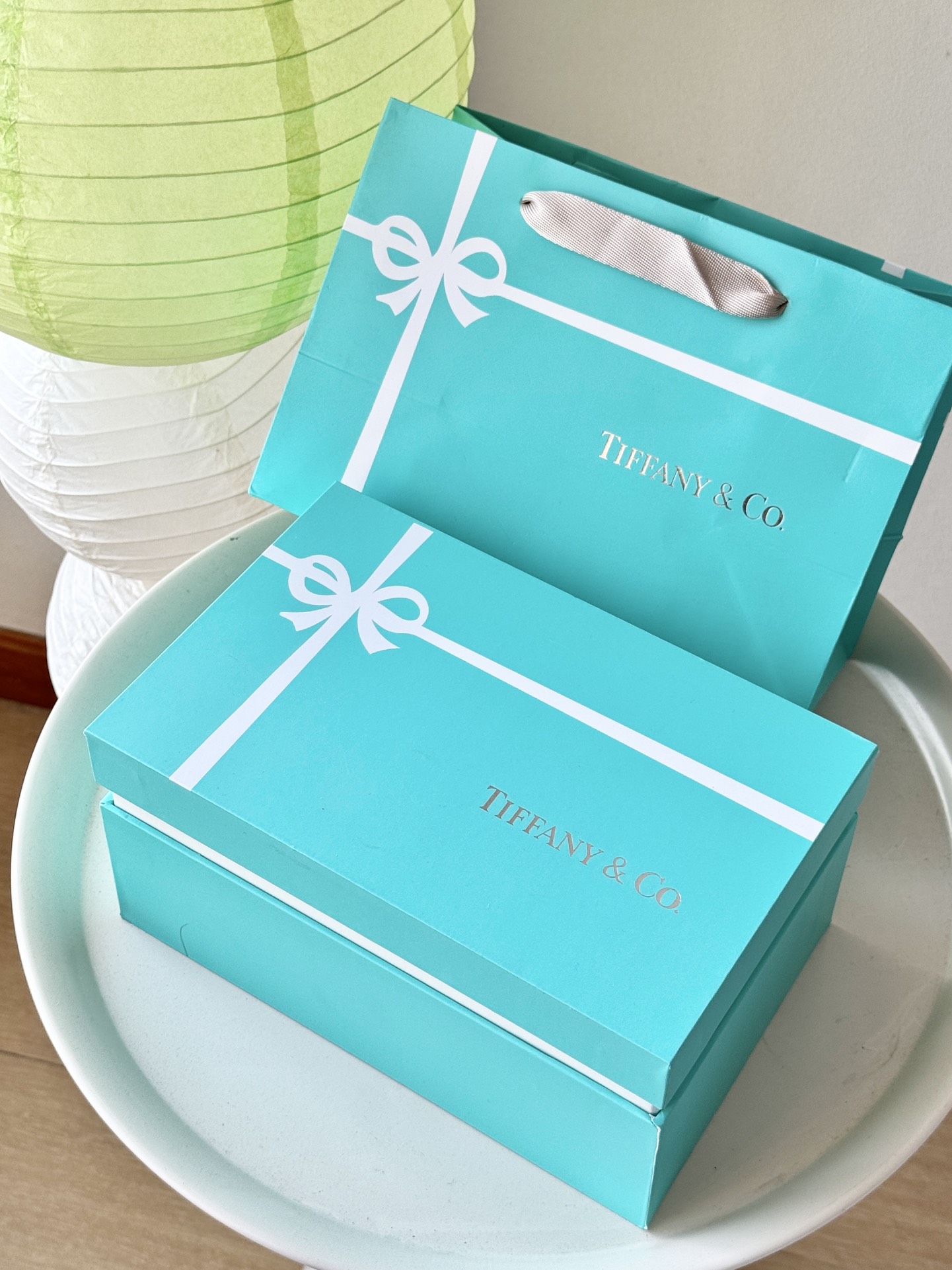 NO:809039,Tiffa*y Tiffany scented candles look and smell great!  A favorite among serious scented candle lovers. It smells fresh and natural, burns smoothly, and has no black smoke!  When you get it, both the outer packaging and the candle have a heavy texture!  It can also be used as a decoration when not in use!  Private high-end fragrance series, unique and high-end!  As the old saying goes, let everyone afford the luxury and sophistication you want with the least amount of money. For those who advocate lifestyle, scented candles are a very common must-have item. It can make you tired and feel a little happiness in the rush of life, and add more small happiness to your life~, car fragrance. Home fragrance. Candle, tiffany19860909Tiffa*y蒂芙尼香氛蜡烛 即好看又好闻！香薰蜡烛重度爱好者的挚爱 气味清新自然,燃烧平整,无黑烟！ 拿到手后不论是包装外体,还是蜡烛,都是沉甸甸的质感！不用的时候还能当装饰品！私人高级香调系列,绝无仅有的高端！还是那句老话,让大家用最少的钱承担你们想要的奢华与精致对于主张生活方式的人来说,香薰蜡烛是很寻常的必备物品,它能让疲惫的你能够在匆忙的生活里,感受到一点点幸福感,给你的生活添加更多的小确幸～,车载香薰.居家香氛.蜡烛,tiffany,accessory