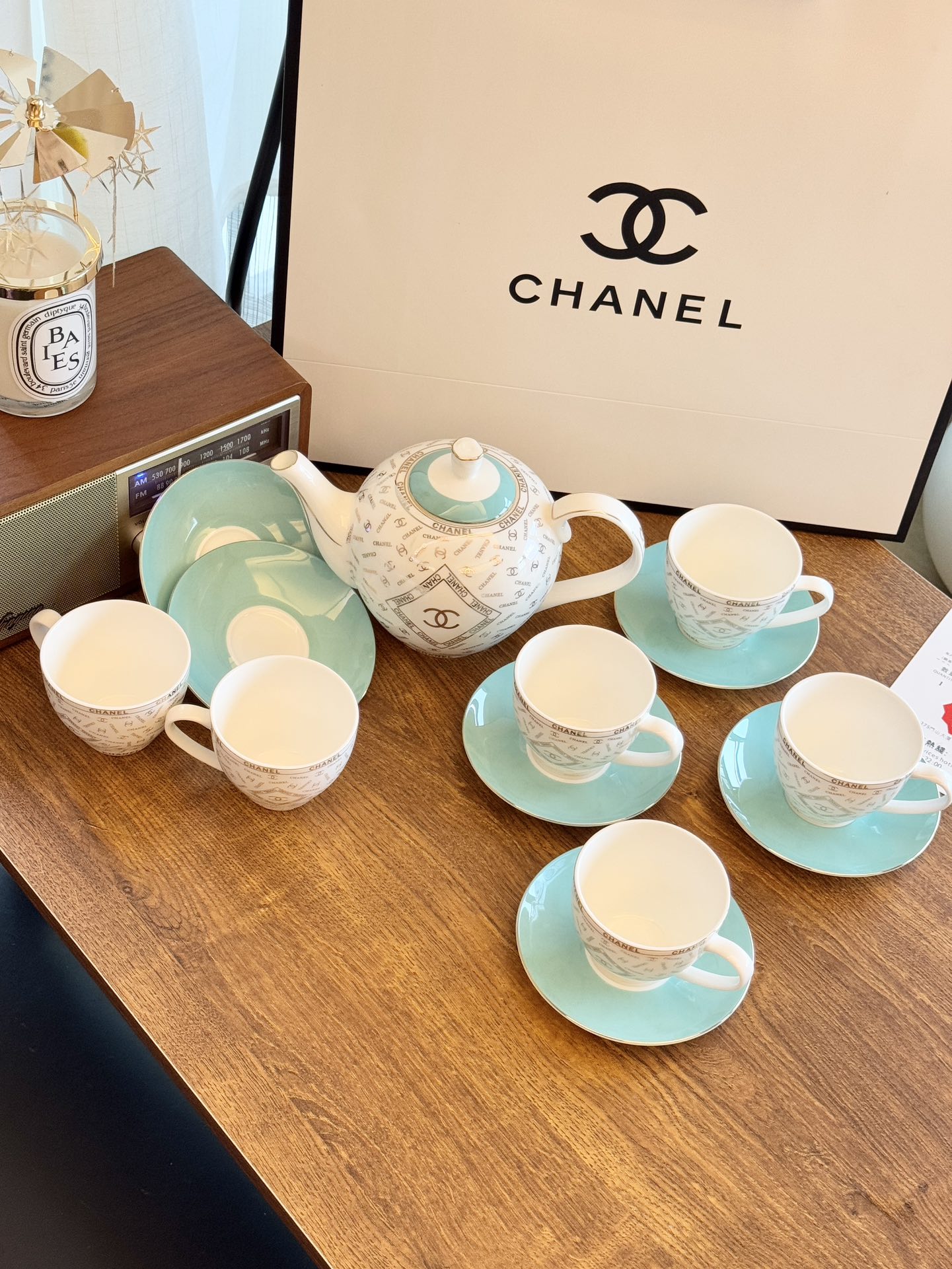 NO:809162,Xiaoxiang home series tea set 1 pot, 6 cups, 6 saucers, 13-piece set, high-end gift vi gift!  A very exquisite and compact set, it will be more suitable for drinking coffee or tea!  Even if you put it on the table as a decoration or use the plate as a jewelry tray, it is a very good choice!  , tea set      cup, chanel19860909小香家居系列 茶具套装 1壶6杯6碟13件套 高定礼物 vi礼物！非常精致小巧的一套,喝咖啡或者喝茶会比较适合！就算摆在桌子上当装饰品或者把碟子拿来做首饰盘都是很不错的选择！,茶具    杯子,,accessory