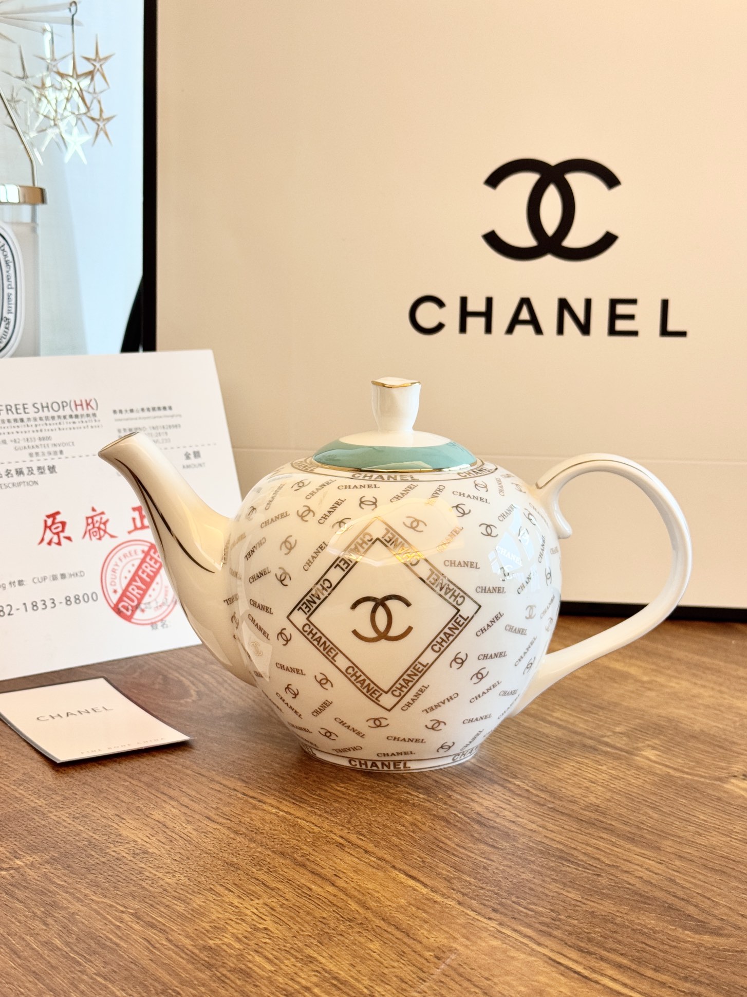 NO:809188,This exquisite porcelain teapot has iconic prints and hand-painted edging. The rounded and full handle is designed to be ergonomic and easy to hold, while making the entire teapot more three-dimensional. There are 7 small holes on the inner wall of the teapot leading to the spout, which can effectively isolate tea leaves and tea residues. Tea Set      Cup19860909这款精致瓷质茶壶,标志性的印花,手绘效果饰边.圆润饱满的壶把手设计符合人体力学把持方便,同时使得整个茶壶分明更加立体.茶壶内壁通壶嘴的地方有7个细小的孔,可以有效隔阻茶叶和茶渣.,茶具,accessory