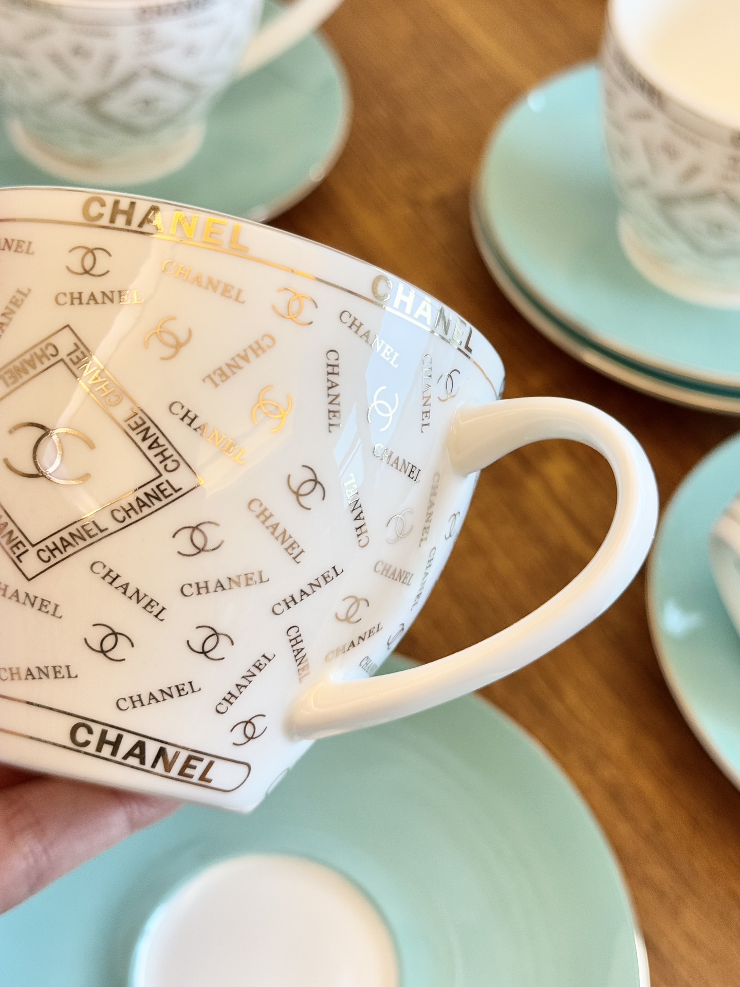 NO:809182,Gold embroidery, logo surrounding the cup body in this brilliant and romantic blue-green color scheme, reflecting each other, yet chic and elegant, showing the beauty of life, tea set      cup19860909金色描金,Logo环绕杯身在这个烂漫与浪漫的蓝绿色调配色中,互相辉映,却又别致清雅,更显生活之美,茶具,accessory