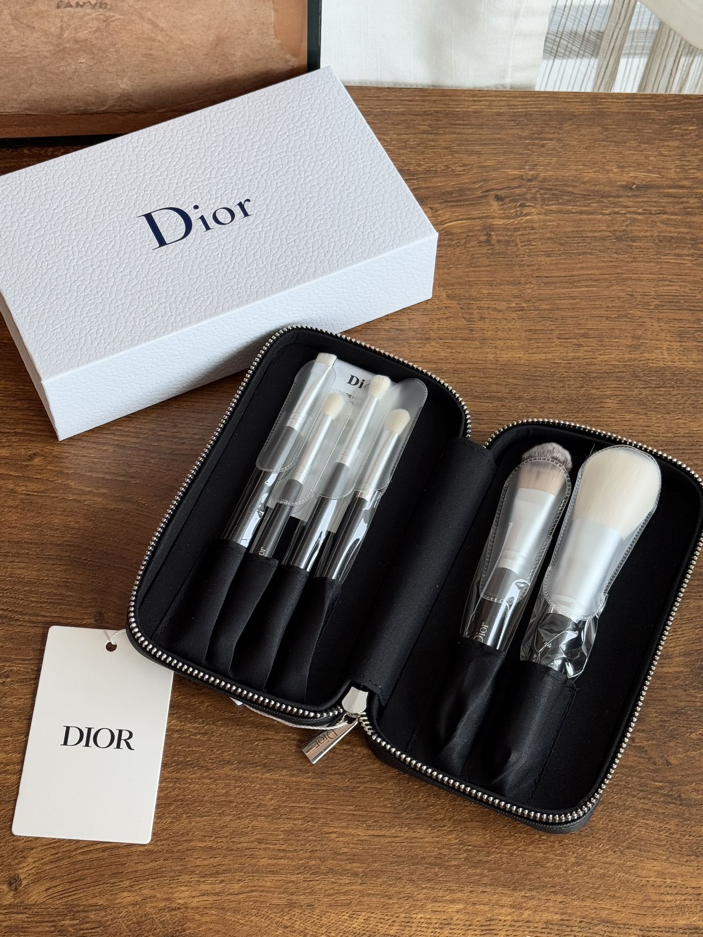 NO:809174,This set is a limited set and is rarely seen on the market, so only girls can understand the value of this set. There are 6 brushes in total, and each brush handle has the brand logo, which is perfect and exquisite!  Great appearance, good hair quality, no irritation on the face, no pinking, and extremely durable!  , trendy department store19860909这套是限定套装 市面上很少见 所以啦只有女生才懂这一套的含金量 一共6把刷子,每把刷杆的都有品牌logo,完美精致！高颜值、毛质好、不扎脸不吃粉、巨耐用！,潮品百货,accessory