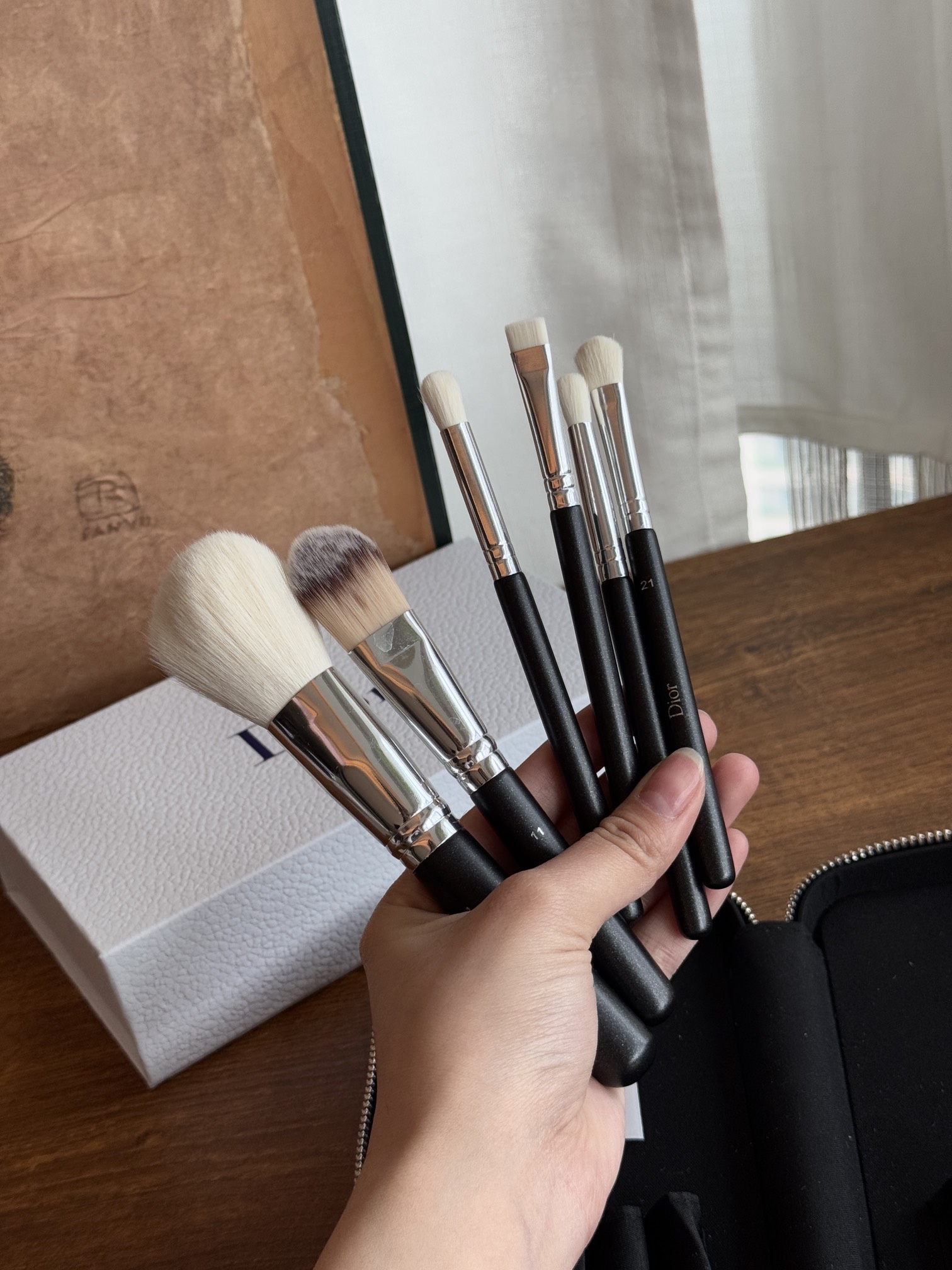 NO:809171,Details#brush中Hermès From the craftsmanship, materials and presentation of the products, there is no blind spot, reflecting the supreme pursuit and persistence of fine workmanship. When the silky brush head caresses the cheeks, every time makeup becomes a pleasure, Chaopin Department Store, Hermes19860909细节#刷中爱马仕 从工艺 用料 还有产品的呈现都度无死角的体现对精工细作的无上追求和执着 当柔滑的刷头轻抚脸颊 每次化妆都成为一种享受,潮品百货,hermes,accessory