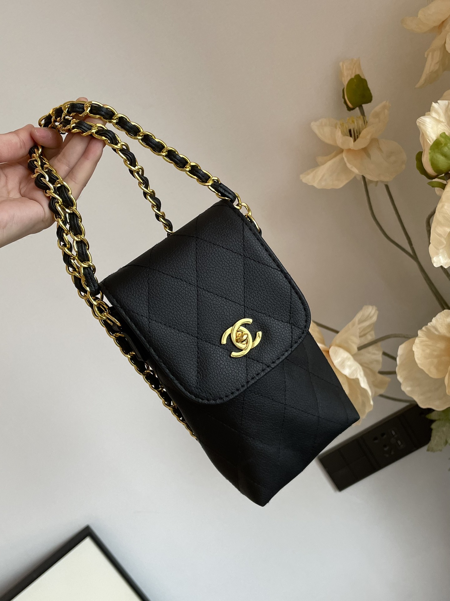 NO:809355,The gift box comes with a rhombus cell phone bag!  This kind of small bag is like W when it is placed on the official website!  We actually matched it. Even if it’s not an umbrella, we still have to rush for this bag!  The highly recognizable rhombus bag!  It can be used as a mobile phone bag for daily use. Who would have thought that there is an umbrella in your bag when you go shopping?  Super lightweight and very friendly!  , trendy department stores, umbrellas19860909礼盒配备一个菱格手机包！这种小包放在官网都是w的程度！咱们竟然配了,就算不是雨伞也要冲着这个包冲啊！极具辨识度的菱格包！日常当手机包使用都可以,出门逛街谁能想到你的包里是把伞呢！超轻量.自重很亲！,潮品百货,umbrellas,accessory
