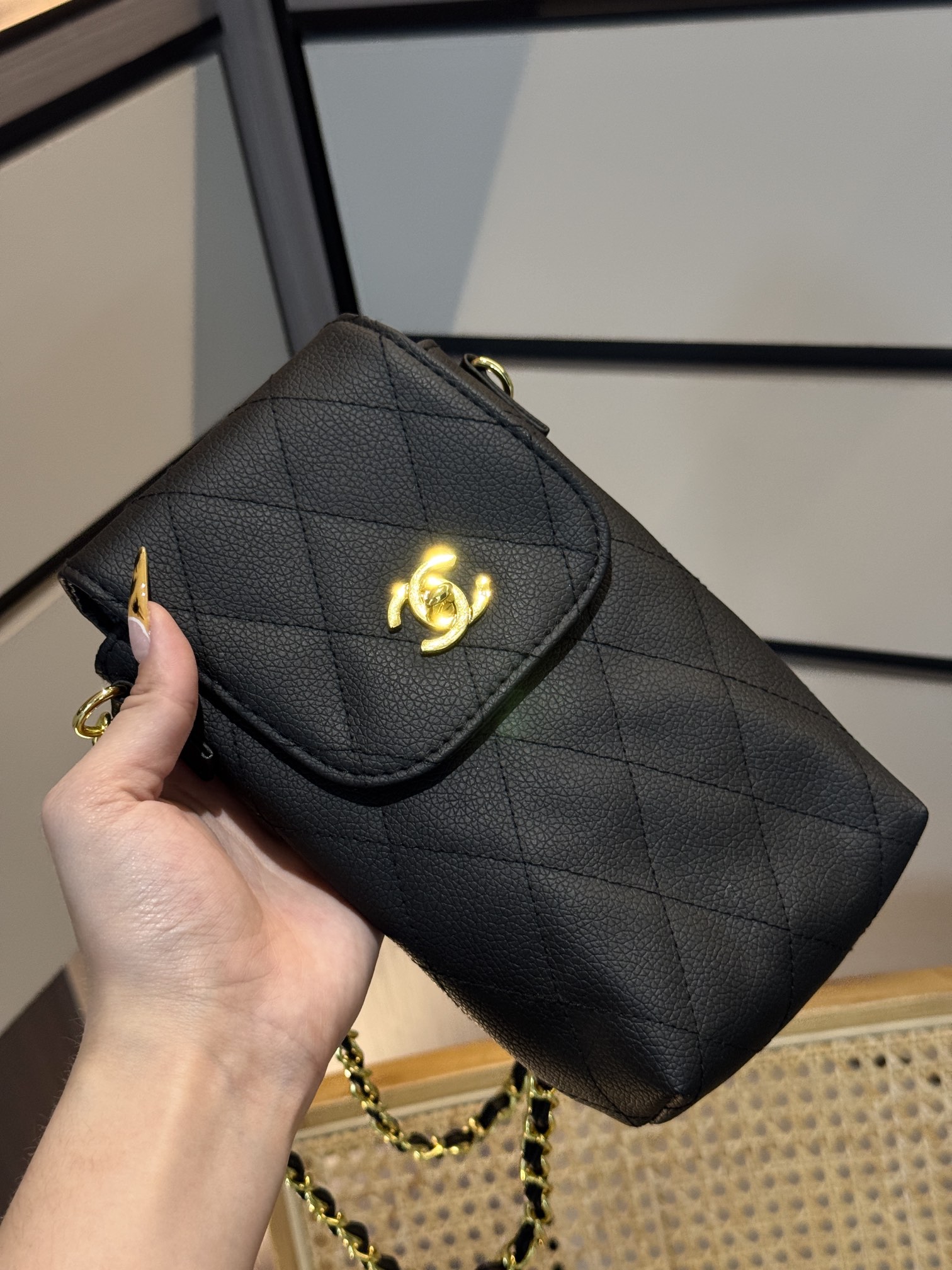 NO:809349,Finally take a look at the hardware details!  The texture is very good and the engraving is very clear!  I’ll just enlarge it for you to see!  No scratches or bubbles!  Durable, please take a closer look after receiving it!  !  , trendy department store19860909最后看看五金细节！质感非常足,刻字非常清晰！直接放大给你们看！没有任何的划痕和气泡！经久耐用,大家收到再仔细看看！！,潮品百货,accessory