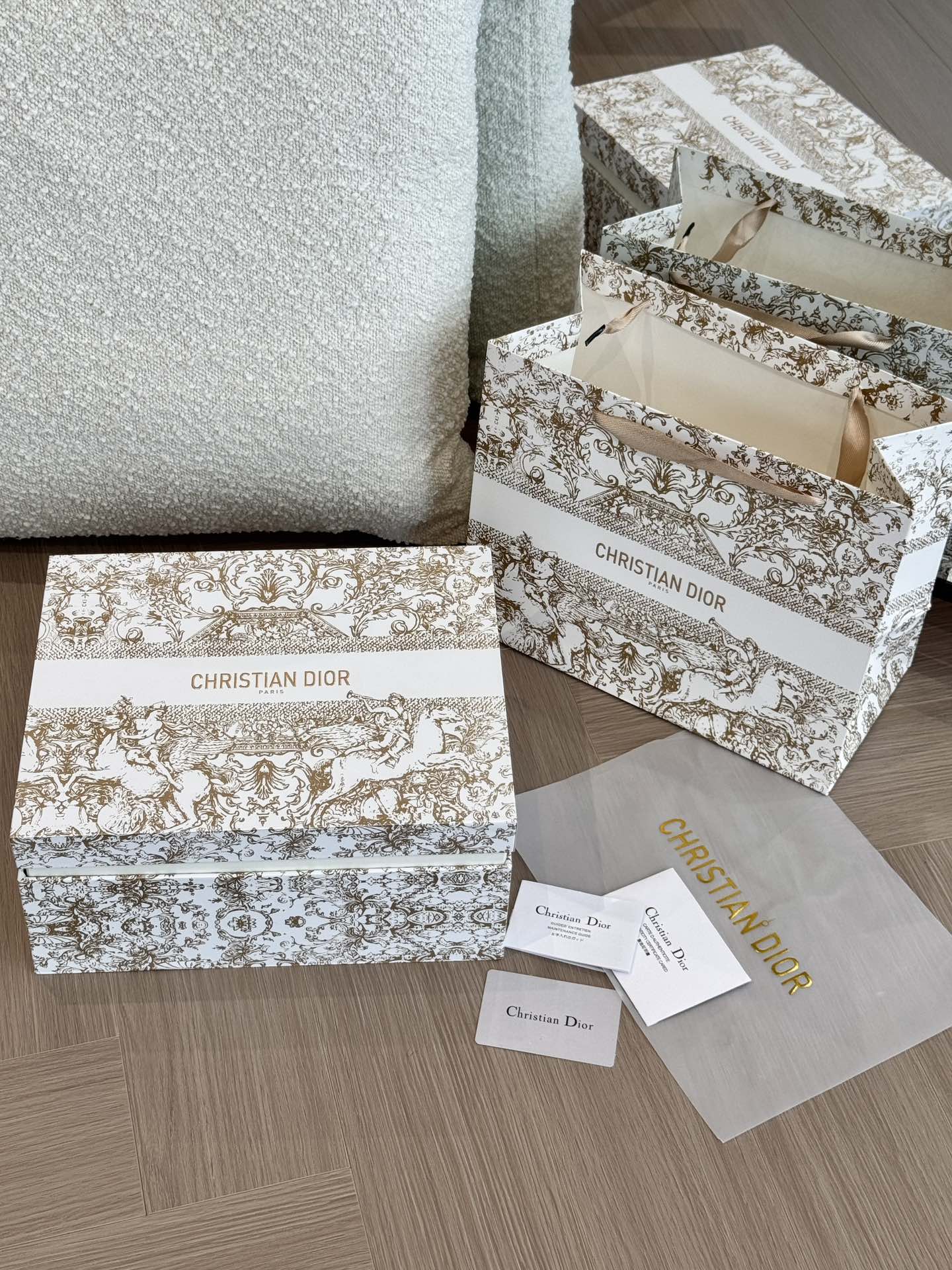 NO:809346,The complete set of counter gift boxes is full of luxury and exquisite life. It starts with a fragrance. The rattan is also black, and the price is really affordable. I will take you to experience the counter experience at a fraction of the cost, including car aromatherapy, home fragrance, and candles.19860909全套专柜礼盒轻奢风满满 精致生活 从一款香开始 藤条也是黑色,价格真的很亲民 花零头带你体验专柜体验,车载香薰.居家香氛.蜡烛,accessory