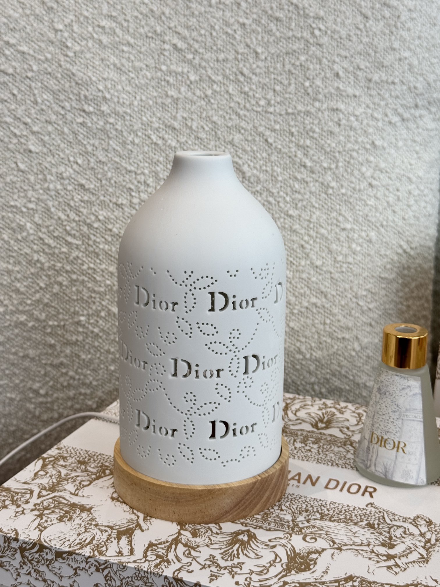 NO:809340,Good things full of high-end and artistic flavor, integrating French romance into modern homes, pure white and transparent texture, exquisite hollow relief, the light shines through the surface of the hollow logo, contrasting light and shadow, thus revealing its rich detailed design, bringing a beautiful and romantic atmosphere to our lives!  , Car Aromatherapy. Home Fragrance. Candles19860909充满高级感和艺术气息的好物,将法式浪漫融入现代家居,纯白通透的质感,精美的镂空浮雕,光芒透过镂空logo表面,将光与阴影形成对比,从而揭示其丰富的细节设计,为我们的生活带来美好浪漫氛围感！,车载香薰.居家香氛.蜡烛,accessory