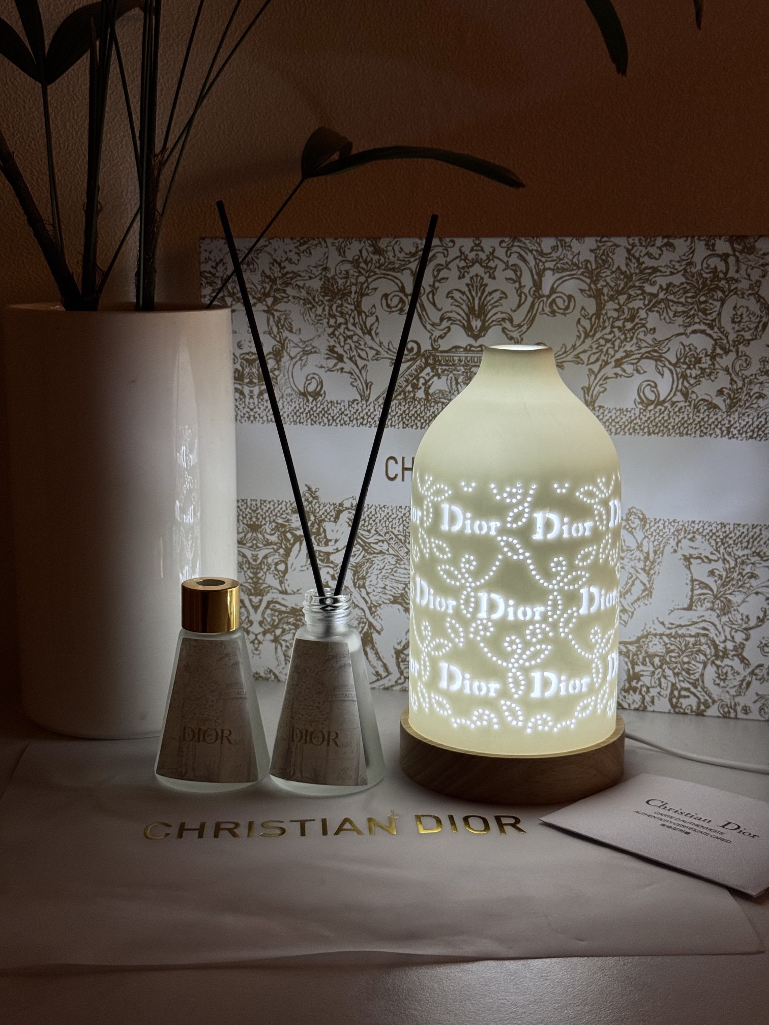NO:809338,Atmospheric light and shadow, space aesthetics, the combination of ceramics and aromatherapy, the fusion of modernity and nature. Soft and comfortable light and shadow are projected to create a new space aesthetics of home atmosphere and light, car aromatherapy, home fragrance, candles19860909氛围光影 空间美学 陶瓷与香薰的结合,现代与自然的融合 柔和又舒适的光影投射开来, 营造家居氛围光感新空间美学,车载香薰.居家香氛.蜡烛,accessory