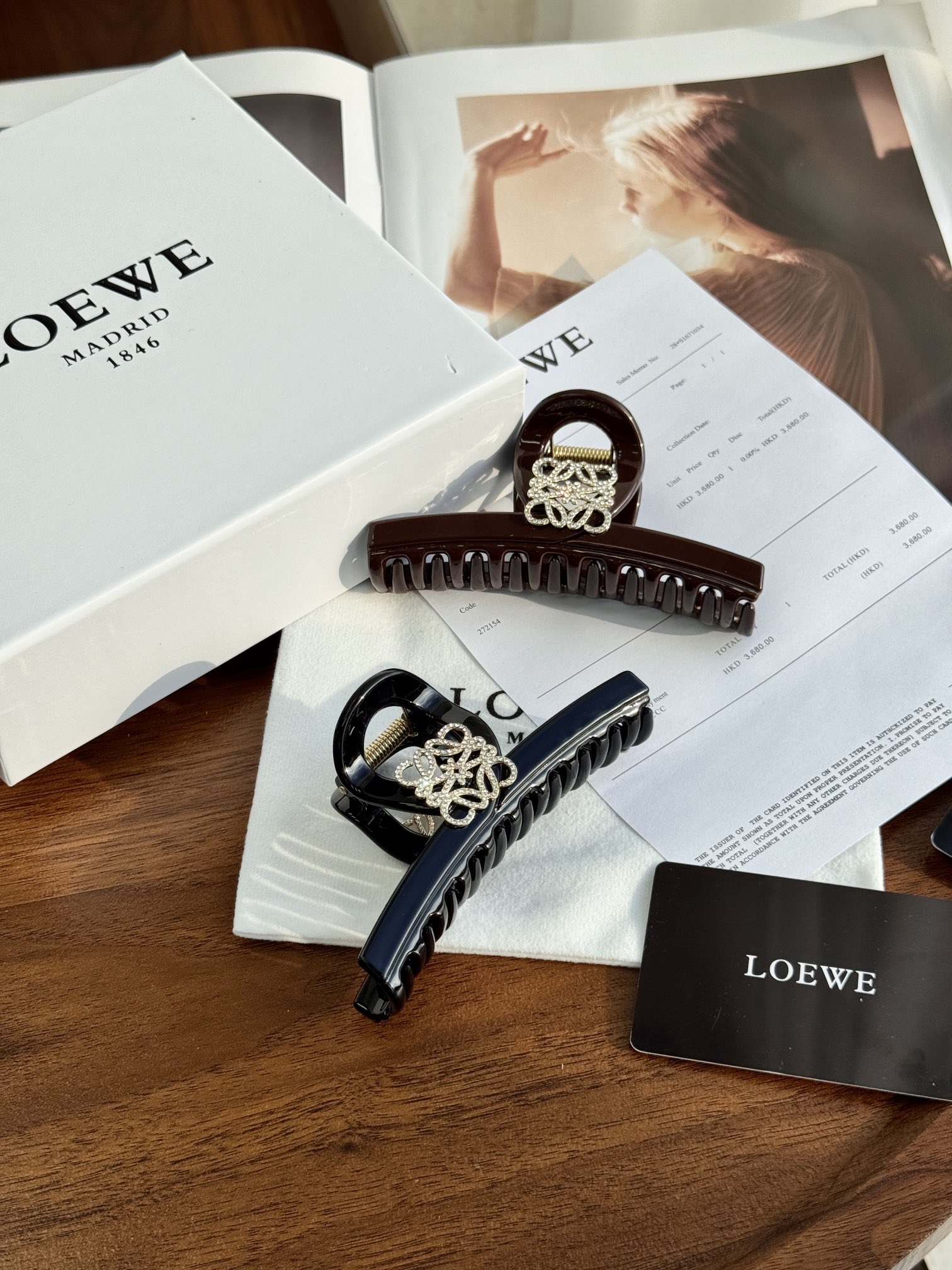 NO:809573,A very stylish shark clip!  The texture of acetate board is so good!  Even if it is not under the sun, it is still gorgeous and luxurious!  Elegant and atmospheric colors, perfect for every season!  , trendy department store19860909很有气质的一款鲨鱼夹！醋酸板材质感贼好！ 即使不是在阳光下,依然绚丽华贵！ 优雅大气的颜色,很适合每个季节！,潮品百货,accessory
