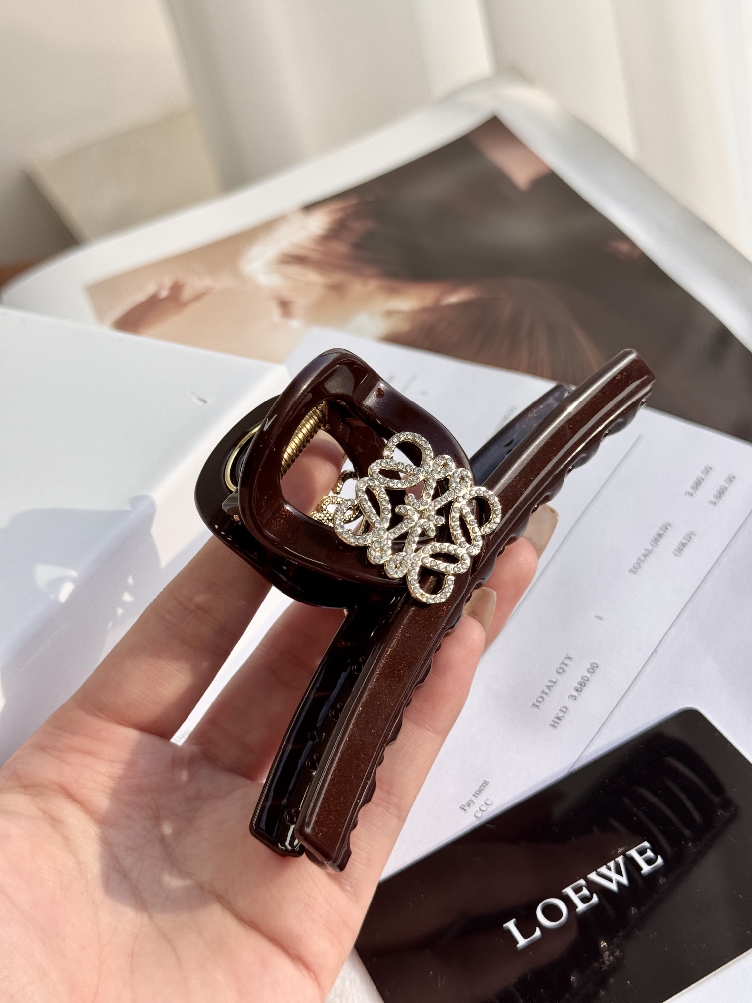 NO:809570,This Fengshen shark clip is available in various shapes!  Easily capture the lazy and high-end atmosphere!  I’m really excited about the fact that it keeps turning heads during my daily commute. Loewe’s double-sided diamond decoration has a stunning texture!  Wearing it makes you look full of temperament. You can control the princess and royal sister style, trendy department store, loewe19860909这个封神的鲨鱼夹,各种造型都可以！轻松抓出慵懒高级氛围感！日常通勤回头率满满真的很心动啊 罗意威双面回纹钻饰质感很绝！戴上整个气质满满 公主御姐造型都能驾驭,潮品百货,loewe,accessory