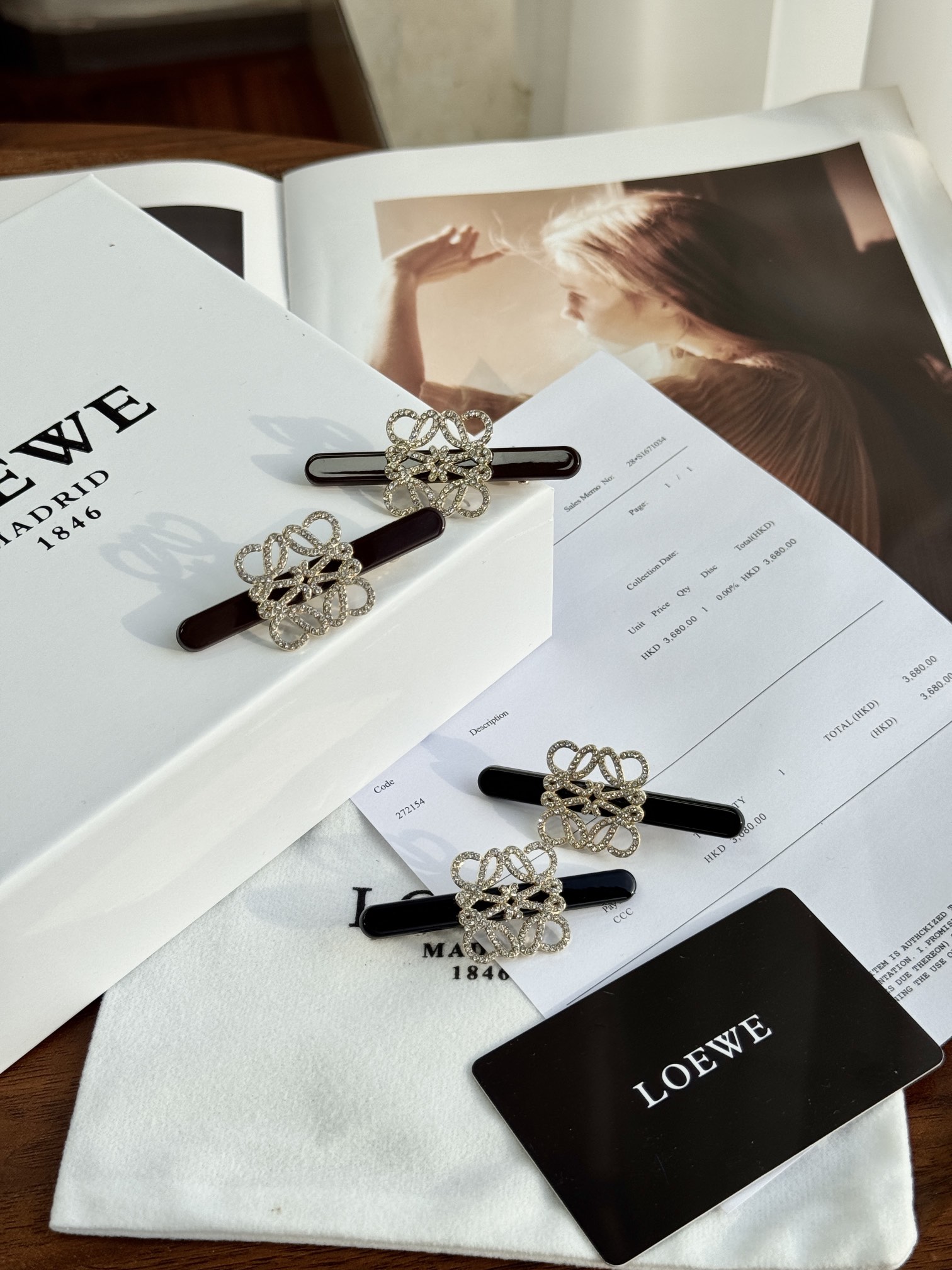 NO:809567,Get summer hair clips, they must be exclusive on the entire network!  In the past two years, there has been another wave of hair accessories craze in the fashion circle. Amway’s new summer hairpins have recently been launched. They have the classic Loewe logo and are super good-looking. The main frame of the hairpin is made of diamond ornaments and acetate plates. It is eye-catching and high-end. Trendy department stores, loewe, hairpins19860909夏季发夹get起来,必须全网独家！这两年时尚圈又掀起一波发饰热潮,安利最近上市的夏季新发夹,经典罗意威logo,超高颜值,发夹的主体框架使用钻饰搭配醋酸板制成,醒目又高级,潮品百货,loewe,hairpins,accessory
