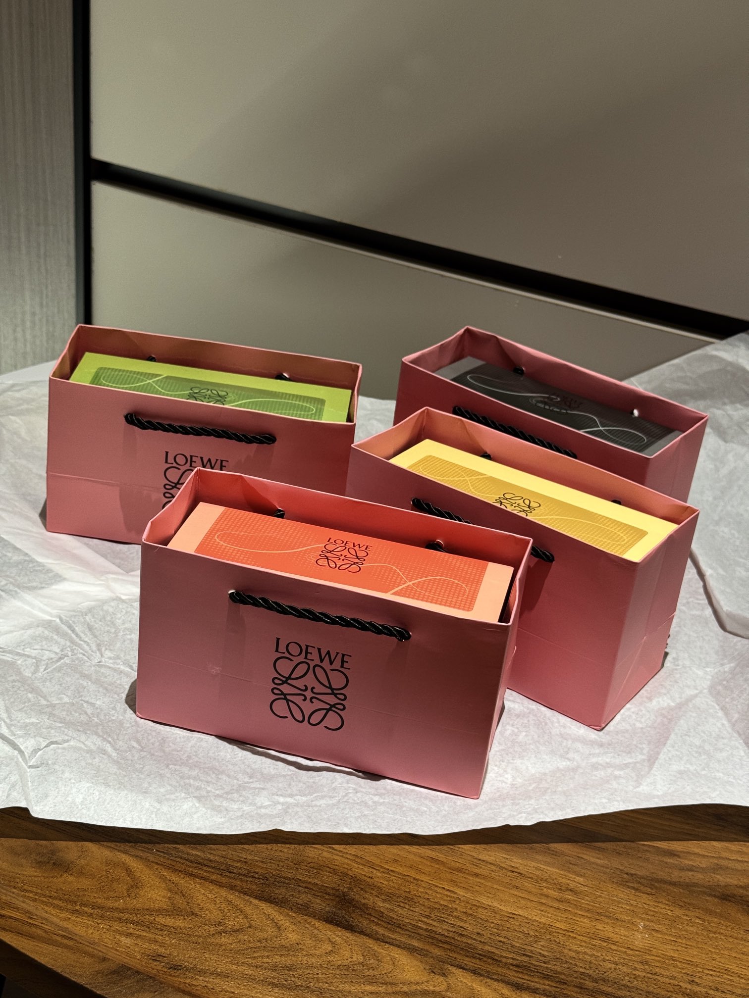 NO:809387,Complete gift box, two boxes in one bag!  After using it for a whole year, I can feel the relaxation of my soul. It’s a great deal no matter what I think. It’s a super high-end gift!  After taking one, you will feel refreshed and have another energetic day. Car aromatherapy, home fragrance and candles.19860909全套礼盒 一袋两盒装！用上整整1年 感受下灵魂的舒压,怎么想都很划算 送礼超高级！一支下来,神清气爽 又是元气满满的一天,车载香薰.居家香氛.蜡烛,accessory