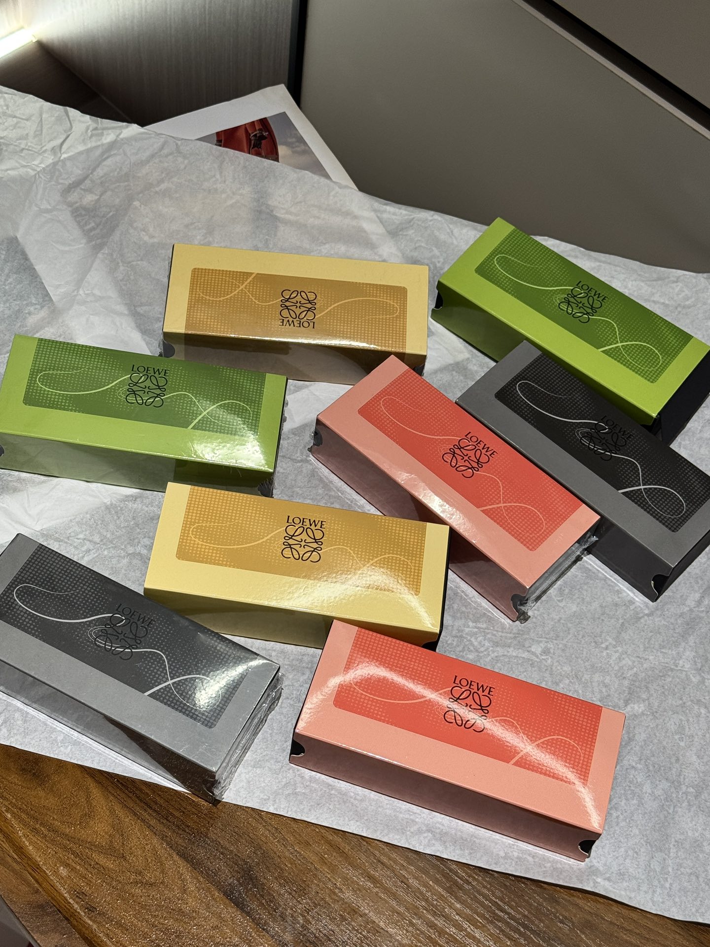 NO:809388,Loewe crystal limited edition incense stick comes in 4 flavors. The sandalwood incense stick has a rich and elegant fragrance, and many friends like it. In terms of usage places, sandalwood incense stick can be used in the living room or office. It can effectively eliminate good smells such as smoke and create a beautiful mood and atmosphere, allowing us to immerse ourselves in it and feel happy physically and mentally. Even, 'the smell can define whether a home is high-end or not.'  Appropriate use of fragrance will add a sense of tranquility and elegance to your home, and your impetuous heart will become peaceful. During the burning process of sandalwood incense, the fragrance will be rich and varied, with woody background, sweetness of flowers and fruits, and even a hint of milky or herbal fragrance, which is intoxicating. A complete set of gift boxes, two boxes and one bag  Smell: warm yang golden osmanthus (yellow) distant mountain sandalwood (black) smoke wood rose (pink) forest after rain (green), car aromatherapy. home fragrance. candle, loewe19860909Loewe晶石限定线香来啦 4个味道,檀香线香香味浓郁飘逸,喜欢的朋友非常多；在使用场所方面,檀香线香可以用在客厅或者办公室,能够有效消除烟味等好的气味能能营造美好的情绪和氛围,让我们沉浸其中,身心愉悦,甚至,“气味可以定义一个家高级与否” 适当的使用香气,家里便多了一份幽静风雅,浮躁的心也会变得安宁,檀香线香在燃烧过程中,香韵层次丰富多变,既有木质的底蕴,又有花果的甜美,甚至带有丝丝奶香或草药香,令人陶醉 全套礼盒两盒一袋 味道暖阳金桂（黄）远山檀木（黑）烟木玫瑰（粉）雨后森林（绿）,车载香薰.居家香氛.蜡烛,loewe,accessory