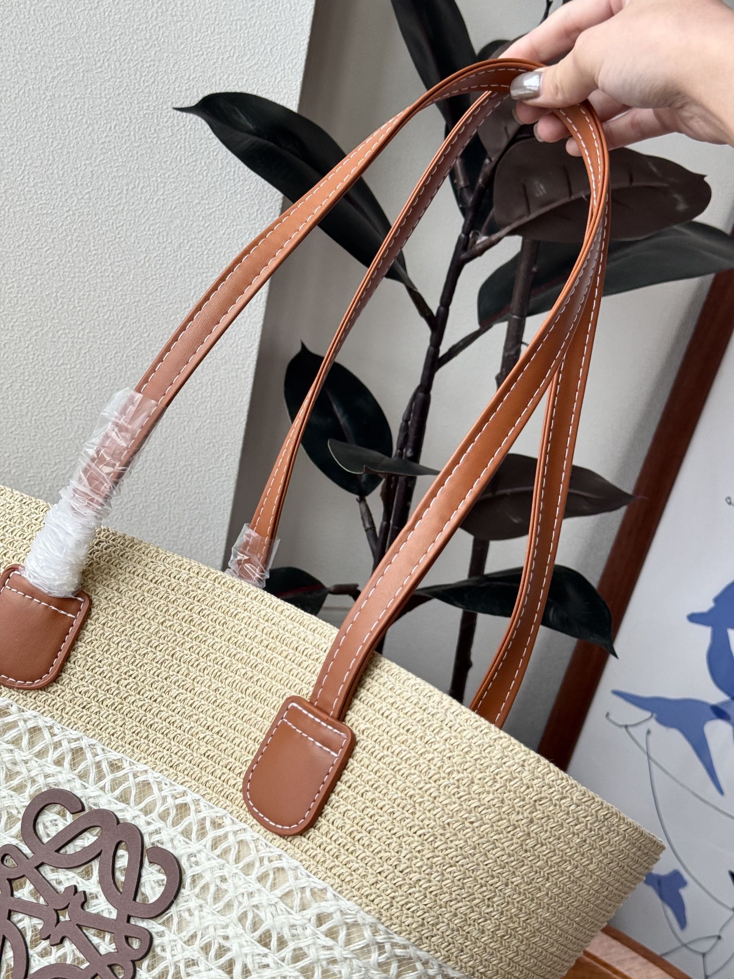 NO:919178,The matching cowhide part is also hand-woven, using imported fetal cowhide, which has softness and toughness. The design of medium-long shoulder straps is friendly to both tall and short people. Bags    Trendy department store, cowhide19860909搭配的牛皮部分也是同样的手工编织,用的都是进口的胎牛皮,柔和韧性都有的存在,中长肩带的设计,对高个子和矮个子都很友好,箱包    潮品百货,c,accessory