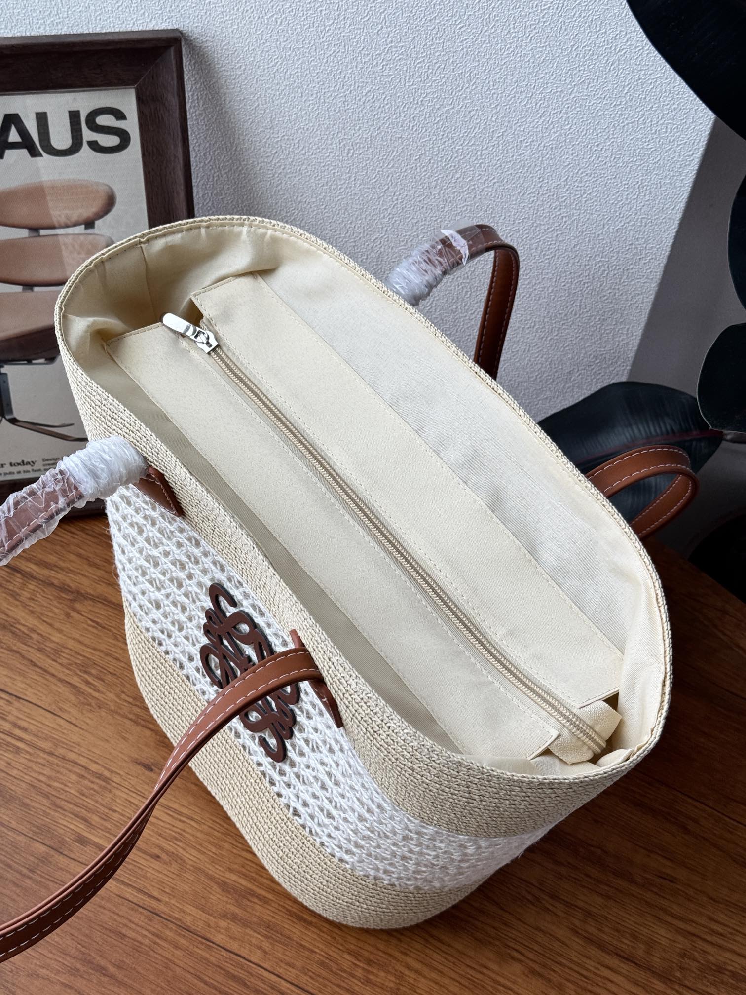 NO:919174,It has a zipper opening and closing design, and there are welt pockets inside. The capacity is very large. It is enough to carry one bag on vacation!  Zipper opening and closing is more secure!  , bags      trendy department store19860909拉链开合设计,内里有贴边口袋,容量非常非常的大,度假出游背一只包出行足矣！拉链开合安全性更高！,箱包  ,accessory