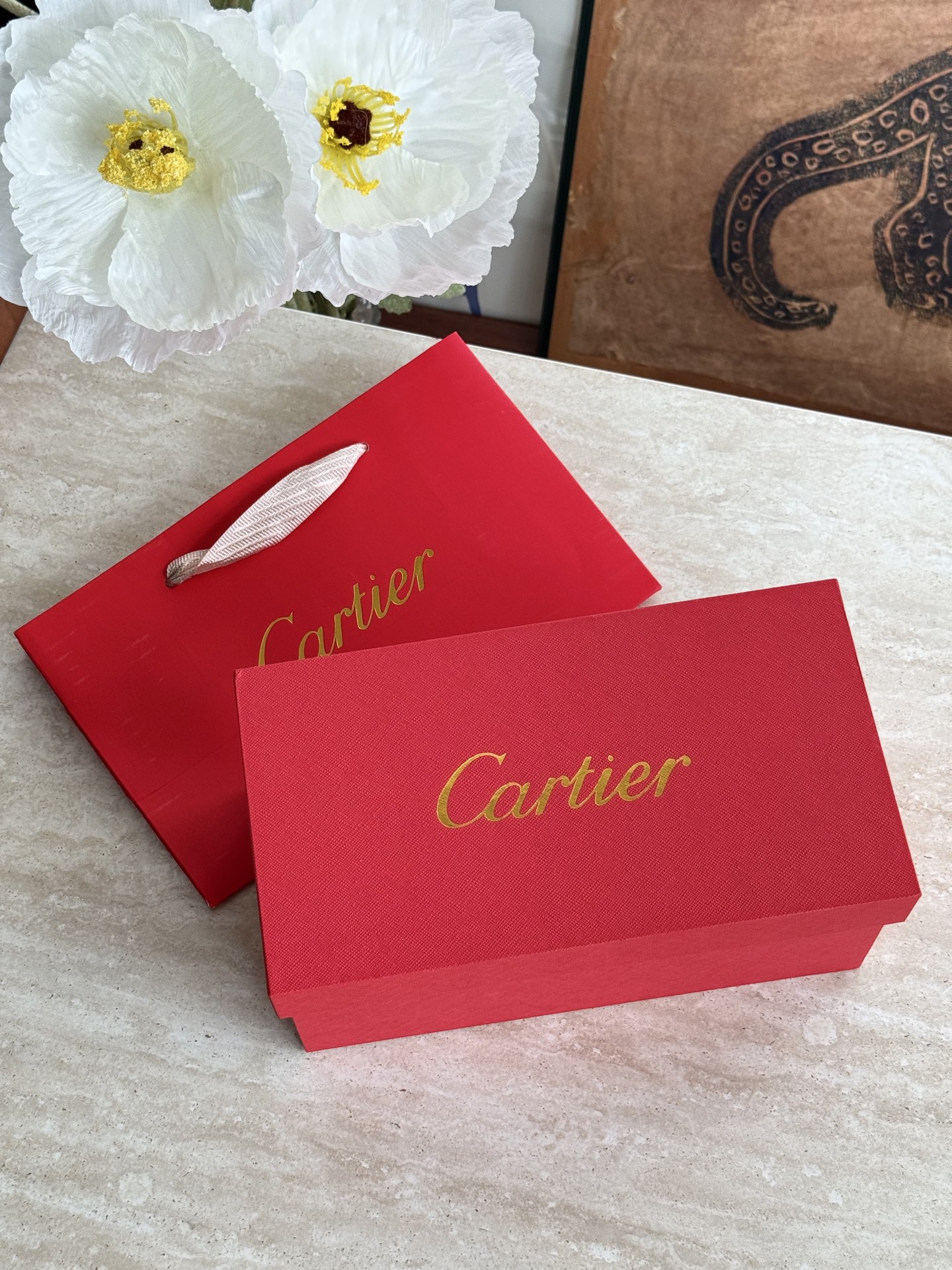 独家新款 卡地亚Cartier 香薰蜡烛无火香氛限定
特殊渠道拿到的香氛蜡烛套装，分享给有情怀的顾客小小的香薰蜡烛，不仅可以装饰房间，增添情调，还有助于缓解抑郁，平复情绪，调节压力，每个女孩都喜欢美丽的包装，不一定华丽，但是一定要精致

整体经典卡地亚红❤️高颜值包装说它最美一点也不过分，全球限量包装，海外贸易的单子，这也太少见了吧，赶紧入手几盒送人、自用都太高级上档次了〜送礼一套既有礼数又不会过于高调，是日常绝对用得到的好物❗❗