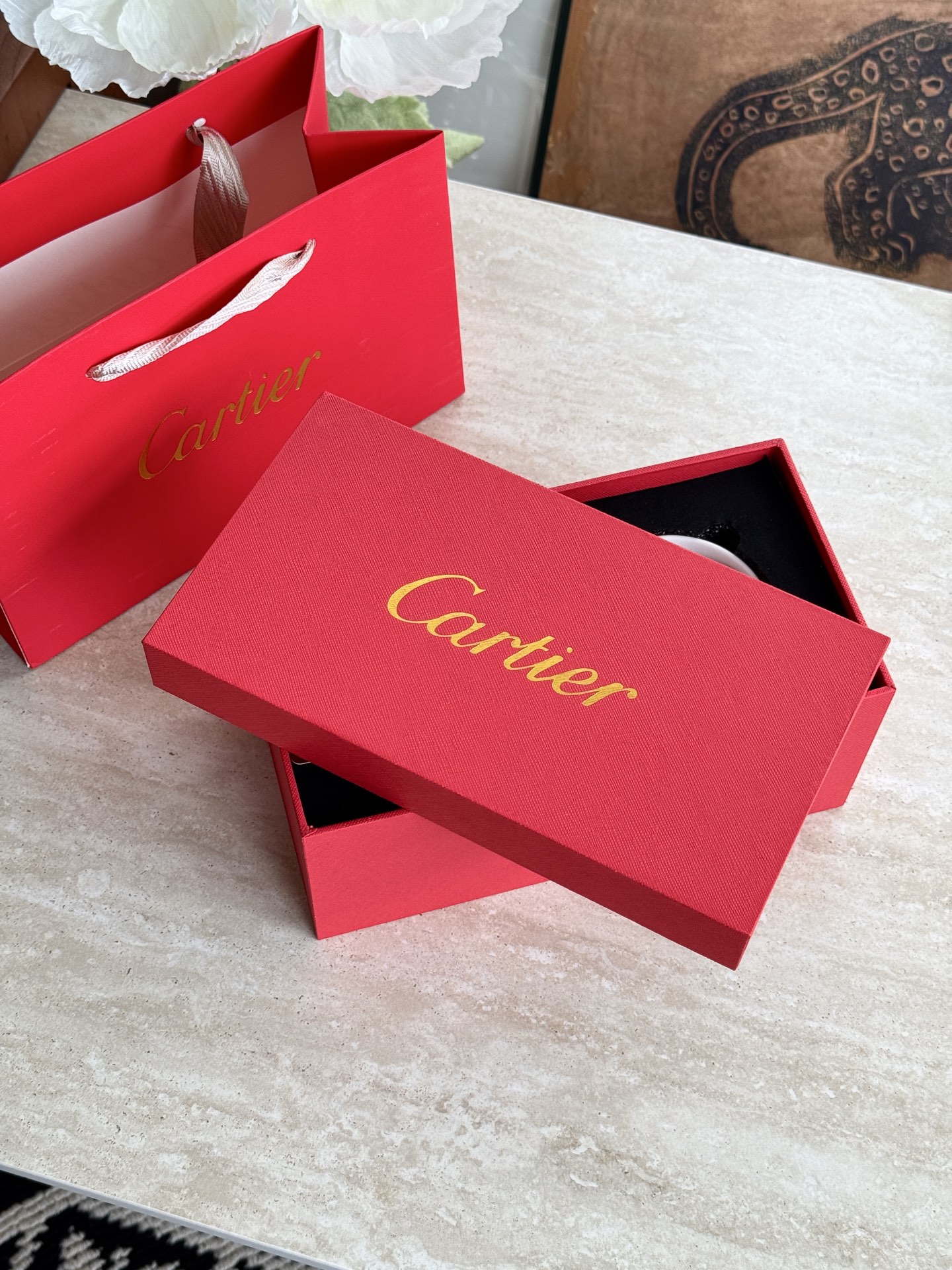 独家新款 卡地亚Cartier 香薰蜡烛无火香氛限定
特殊渠道拿到的香氛蜡烛套装,分享给有情怀的顾客小小的香薰蜡烛,不仅可以装饰房间,增添情调,还有助于缓解抑郁,平复情绪,调节压力,每个女孩都喜欢美丽的包装,不一定华丽,但是一定要精致
整体经典卡地亚红❤️高颜值包装说它最美一点也不过分,全球限量包装,海外贸易的单子,这也太少见了吧,赶紧入手几盒送人、自用都太高级上档次了〜送礼一套既有礼数又不会过于高调,是日常绝对用得到的好物❗❗
