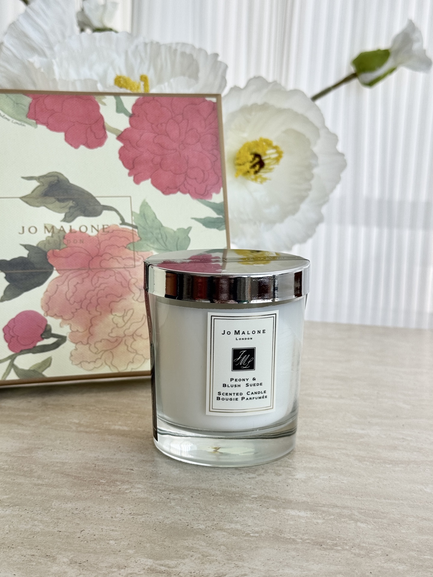 NO:809929,Jo Malone's Peony and Carmine Suede is inspired by the British 20s, the charming and elegant fashionable ladies in high-end social circles wearing high-end custom-made clothes. The intoxicating whispers in their ears opened the curtain of the British night. The floral fragrance of peonies collided with the fashionable ladies' leather bags, and the smell was rich and strong!  The noble peonies are graceful and delicate, exuding exquisite and fragrant floral fragrance layer by layer, and the luxurious crimson suede is intertwined, letting the sweet and fragrant aroma permeate the car, car fragrance, home fragrance, candle19860909祖玛珑这款牡丹与胭红麂绒的灵感来自于英国二十年代,高级社交圈迷人优雅、穿着高级订制华服的时髦女士,耳畔边荡漾且醉人的细语拉开了英国夜晚的帷幕,牡丹弥漫的花香与时髦女士的皮革包包相撞,味道浓郁且强烈！高贵的牡丹雍容而娇柔,层层弥漫出精致的馥郁花香,奢华胭红麂绒交织其间,让甜美馥郁的袅袅香气在车内弥漫,车载香薰.居家香氛.蜡烛,accessory