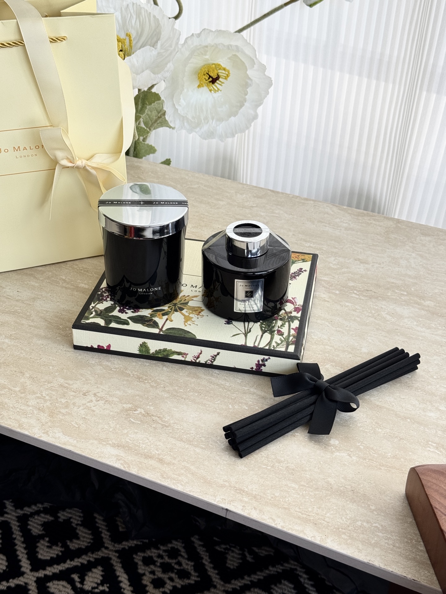 NO:809987,Jo Malone Velvet Rose and Ebony Scented Candle Set is a set of home goodies that I highly recommend to you to enhance the ambiance and sleep, making your home more classy!  !  !  Packaged in a gift box, there is a set of high-end configurations: 1 candle 200g 2 volatile aromatherapy 165ml 3 equipped with 10 volatile sticks. Simple black high-end design, with its own attractive charm!  Every girl loves beautiful packaging. It doesn’t have to be gorgeous, but it must be exquisite and full of flowers. JoMalone’s packaging is just like its fragrance. You will definitely like the simple, natural, fresh and refined packaging, and it is a good choice for gifting!  This time the set is different from usual, a bottle of candle and a bottle of fireless aromatherapy!  !  Buy two happiness for one price!  !  !  , Car Aromatherapy. Home Fragrance. Candles19860909祖玛珑丝绒玫瑰与乌木香薰蜡烛套装 强烈推荐你们的一套提高氛围安眠的家居好物,让家变得更加有质感！！！ 套装礼盒包装,里面就是一套高级配置 1蜡烛200g 2挥发香薰165ml 3 配备挥发棒10支 简约黑色高级设计,自带吸引人的魅力！ 每个女孩子都爱漂亮的包装,不一定要很华丽哦,但是一定要精致满身花卉精美包装JoMalone的包装犹如它的香氛一样,简单,自然,清新脱俗的包装你一定会喜欢,更是送人的好选择！这次套装和平时不同,一瓶蜡烛加一瓶无火香薰！！花一份钱买到两份快乐！！！,车载香薰.居家香氛.蜡烛,accessory
