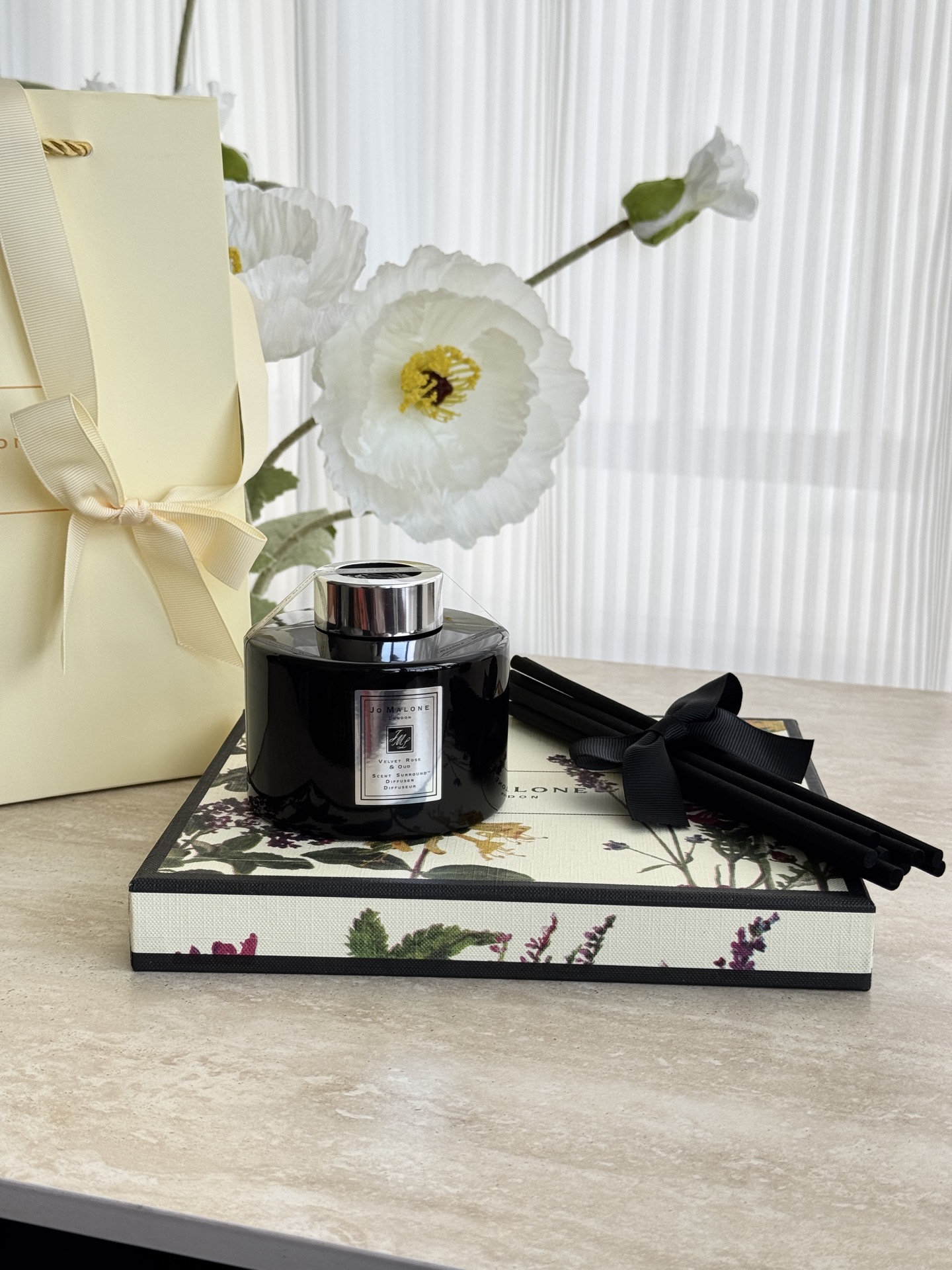 NO:810002,Fire-free liquid aromatherapy, pure natural without additives, suitable for various places, the aroma diffuses in the air with the natural rattan branches, subtle and exquisite.  Create your own elegant and personalized space!  The capacity of each bottle reaches 165ml, and 10 natural rattan branches are delivered. Warm reminder: If the space is small, it is recommended to insert 3 to 4 rattan branches. You can flexibly choose the number of rattan branches according to the size of the space. Create a space that is exclusive to you with flavor!  !  !  , Car Aromatherapy. Home Fragrance. Candles19860909无火液体香薰,纯天然无添加 适合各种场所,香薰随天然的藤支在空气中弥散、含蓄、精致．为您打造专属的典雅个性空间！每瓶容量达到165ml,配送10根天然藤支 温馨提示空间小的建议可以插3～4根.可灵活根据空间大小选择插放藤支的数量.用味道打造一个专属于你的空间！！！,车载香薰.居家香氛.蜡烛,accessory