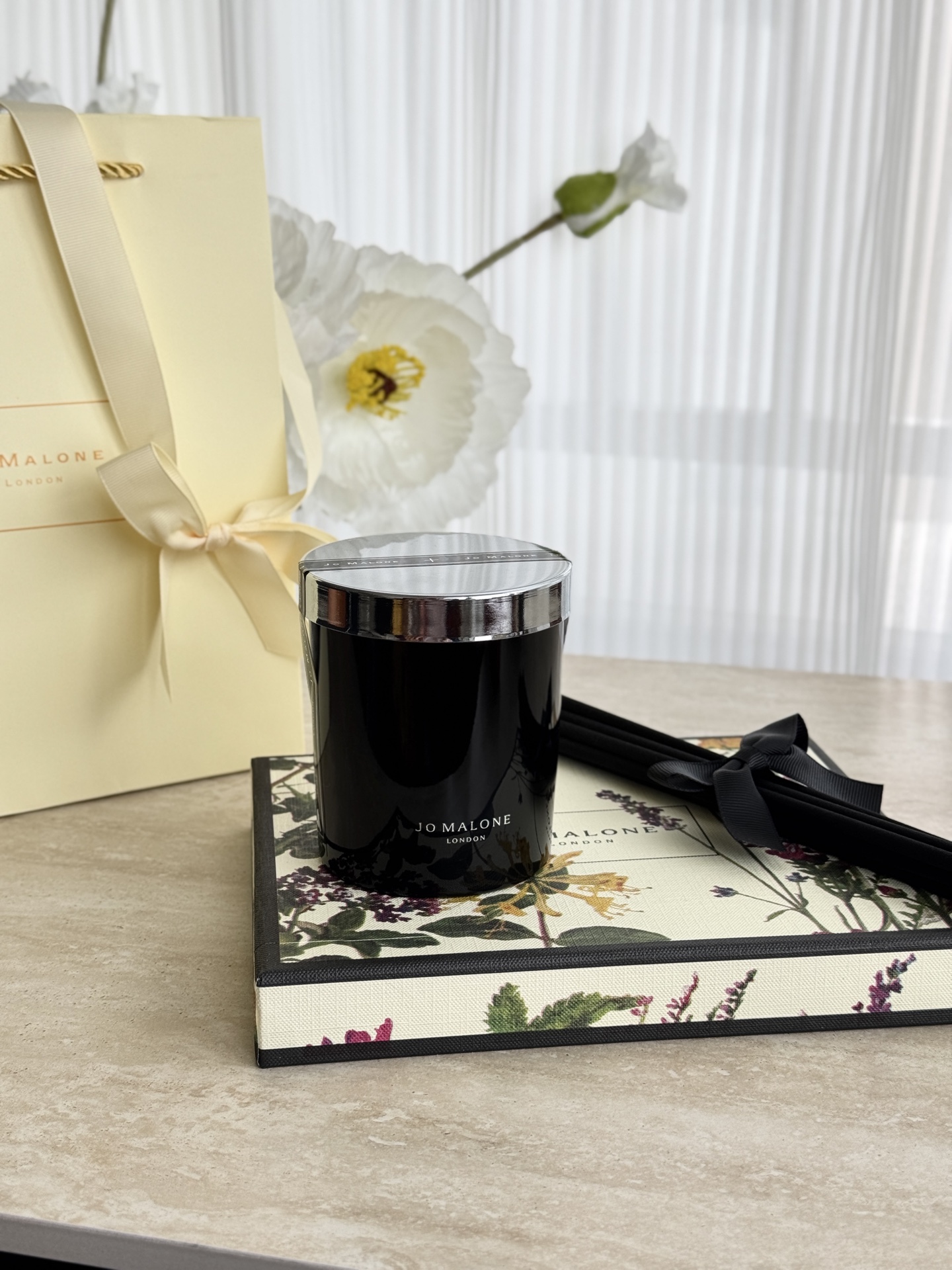 NO:809985,Velvet Rose and Oud Aromatherapy (165ml) Top notes of lilac and bergamot Middle notes of rose violet Base notes of agarwood Turkish delight Sandalwood It is said that this is just a 'school grass trap'. The romance of roses collides with the deepness of oud, full of mystery. It is suitable for important occasions or moments when you want to be 'full of aura'. Car aromatherapy. Home fragrance. Candles19860909丝绒玫瑰与乌木香薰（165ml） 前调公丁香 香柠檬 中调玫瑰紫罗兰 后调沉香 土耳其软糖 檀香木 据说这只是“校草诱捕器” 玫瑰的浪漫与乌木的深邃碰撞,神秘感拉满,适合重要场合或想要“气场全开”的时刻,车载香薰.居家香氛.蜡烛,accessory