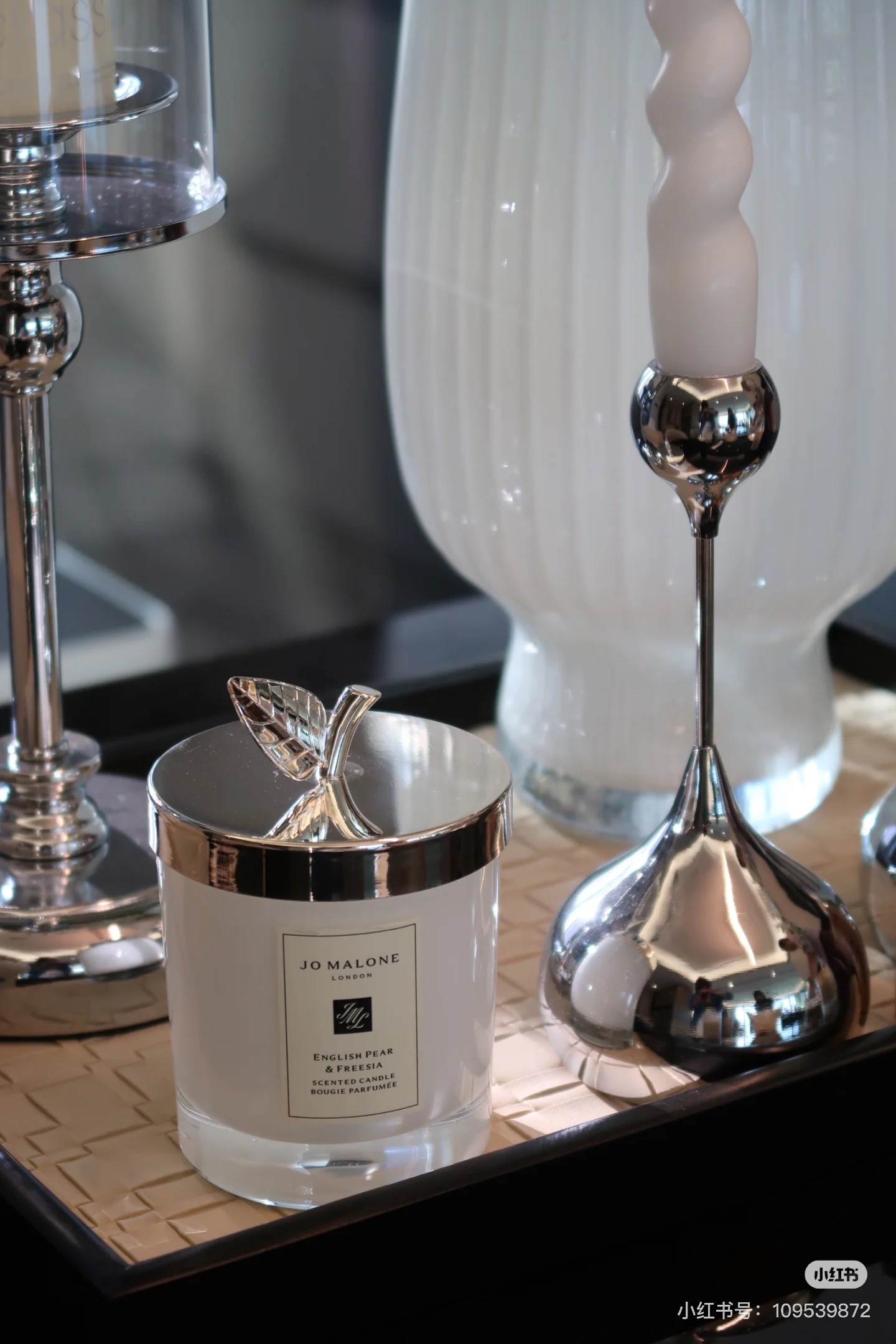 NO:809999,It is absolutely not an exaggeration to say that it is the love of my life!  It has the refreshing feeling of being in a garden after the rain. The middle note is slightly sweet and the base note is charming. Car fragrance. Home fragrance. Candle.19860909说是此生挚爱绝对不过分！ 有种置身雨后花园的清冽感中调微甜着迷尾调,车载香薰.居家香氛.蜡烛,accessory