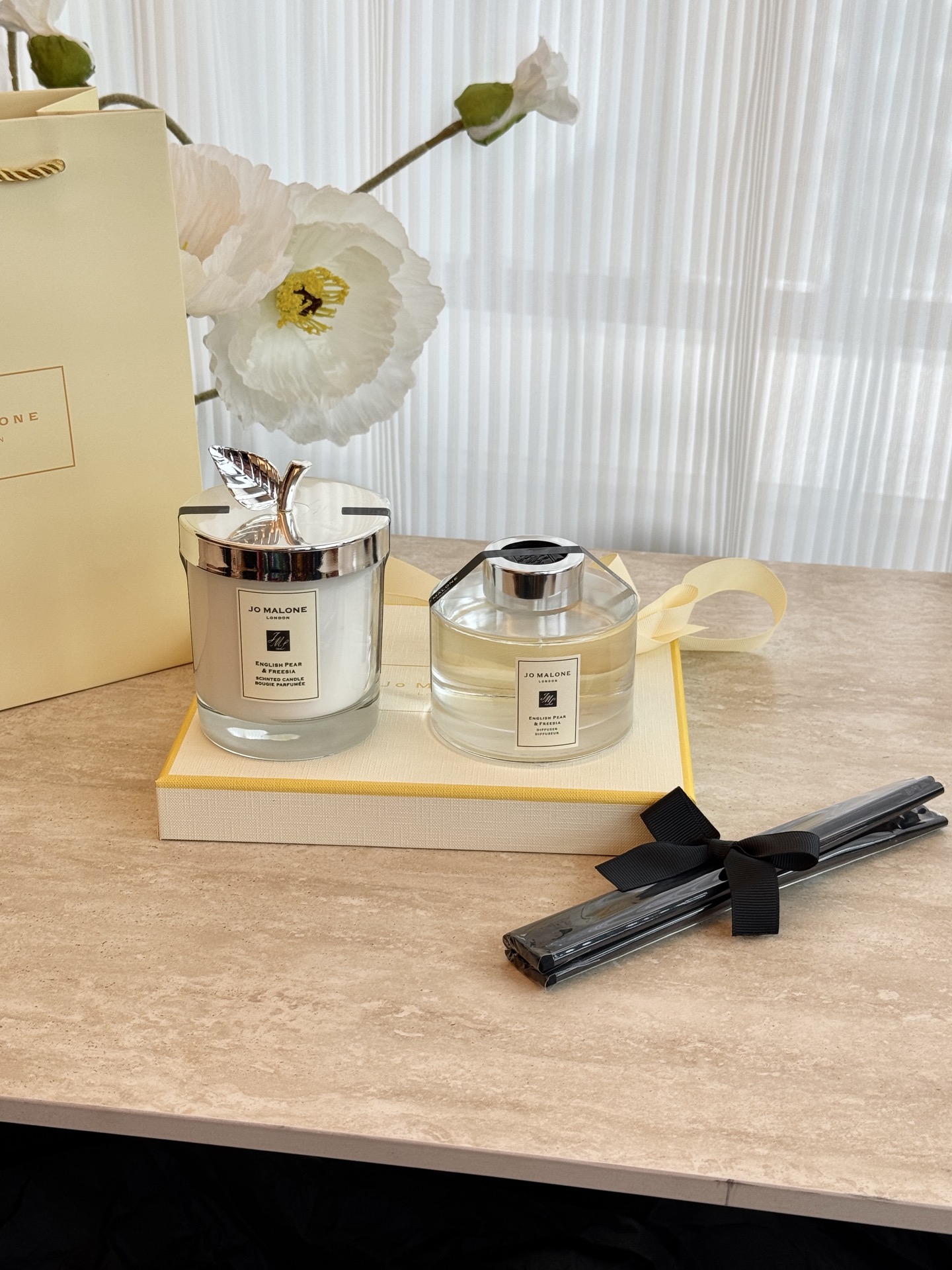NO:809995,Jo Malone British Pear Limited Edition Aromatherapy Gift Box Indulge in a dream of gentle autumn. The fragrance is like a vending machine that sells beauty. Different fragrances will make people fall into different beauty!  This dreamy and romantic existence is elusive and endlessly fascinating!  Must-have bedroom goodies. The limited gift box contains British Pear limited edition silver-plated aromatherapy grams. British Pear fireless aromatherapy 165ml diffuser stick * 10 pieces, car aromatherapy, home fragrance, candles.19860909祖玛珑英国梨限量香薰礼盒 沉醉一场温柔秋日的美梦,香味如同贩卖美好的自动售货机,不同芬芳会让人陷入不同美好！这种梦幻浪漫的存在,让人捉摸不透,又无限着迷！必备卧室好物 限量礼盒包含 英国梨限量镀银香薰克 英国梨无火香薰165ml 扩香棒*10支,车载香薰.居家香氛.蜡烛,accessory