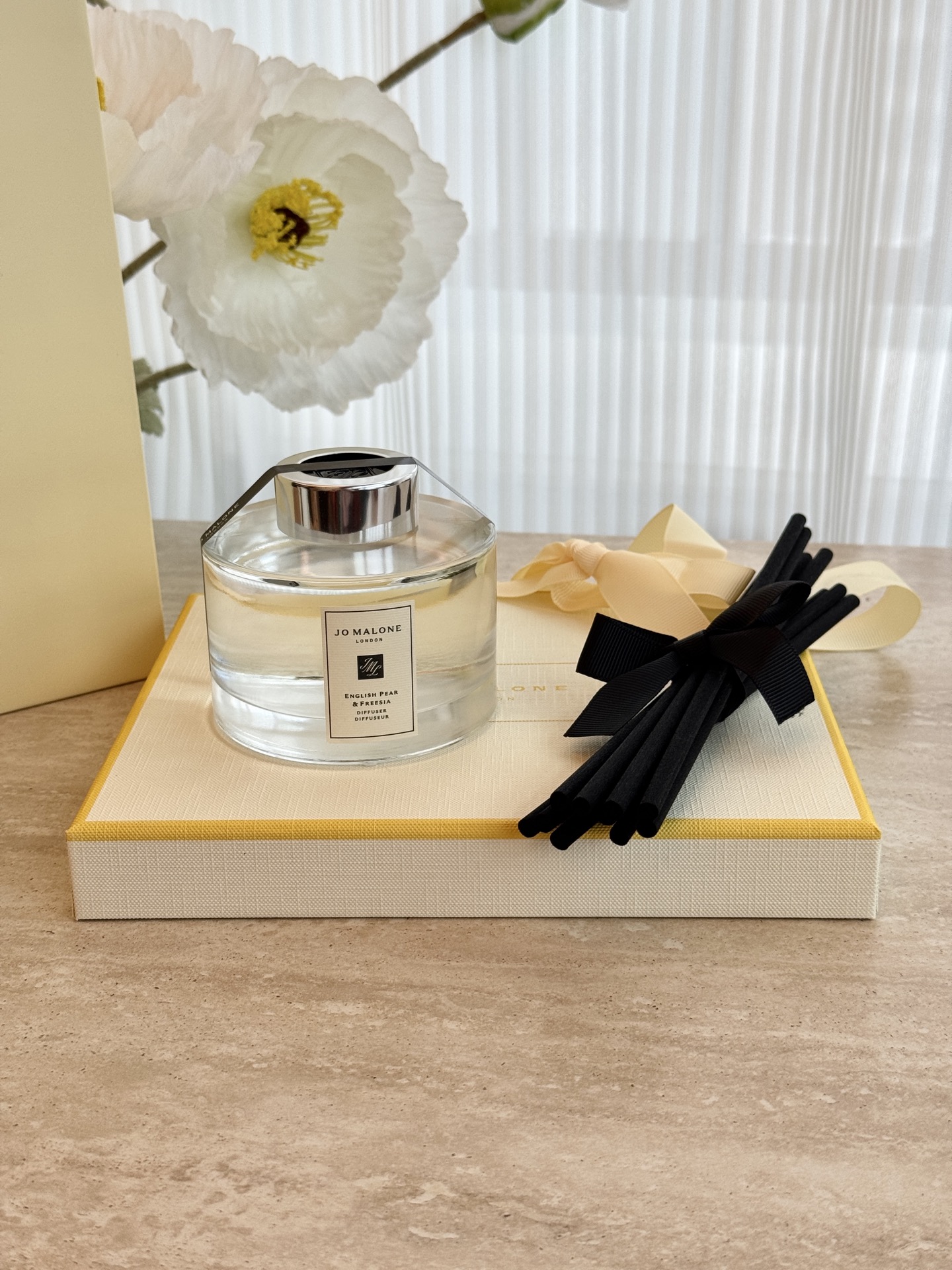 NO:809993,I believe everyone is familiar with this English pear, english ear and freesia. There is a reason why it is red!  The front note is sweet fruity, and the base note is the fragrance of freesia. When combined together, you will feel like you are in the golden season of autumn, refreshing and warm. This bottle can be used for 3-4 months, car fragrance, home fragrance, candle19860909这款英国梨 english ear and freesia相信大家都不陌生了,红是有它的道理的！前调是香甜的果味,后调是小苍兰的清香,结合在一起就感觉身处在秋天金灿灿的季节,清爽又温暖这么一瓶能使用 3-4个月,车载香薰.居家香氛.蜡烛,accessory