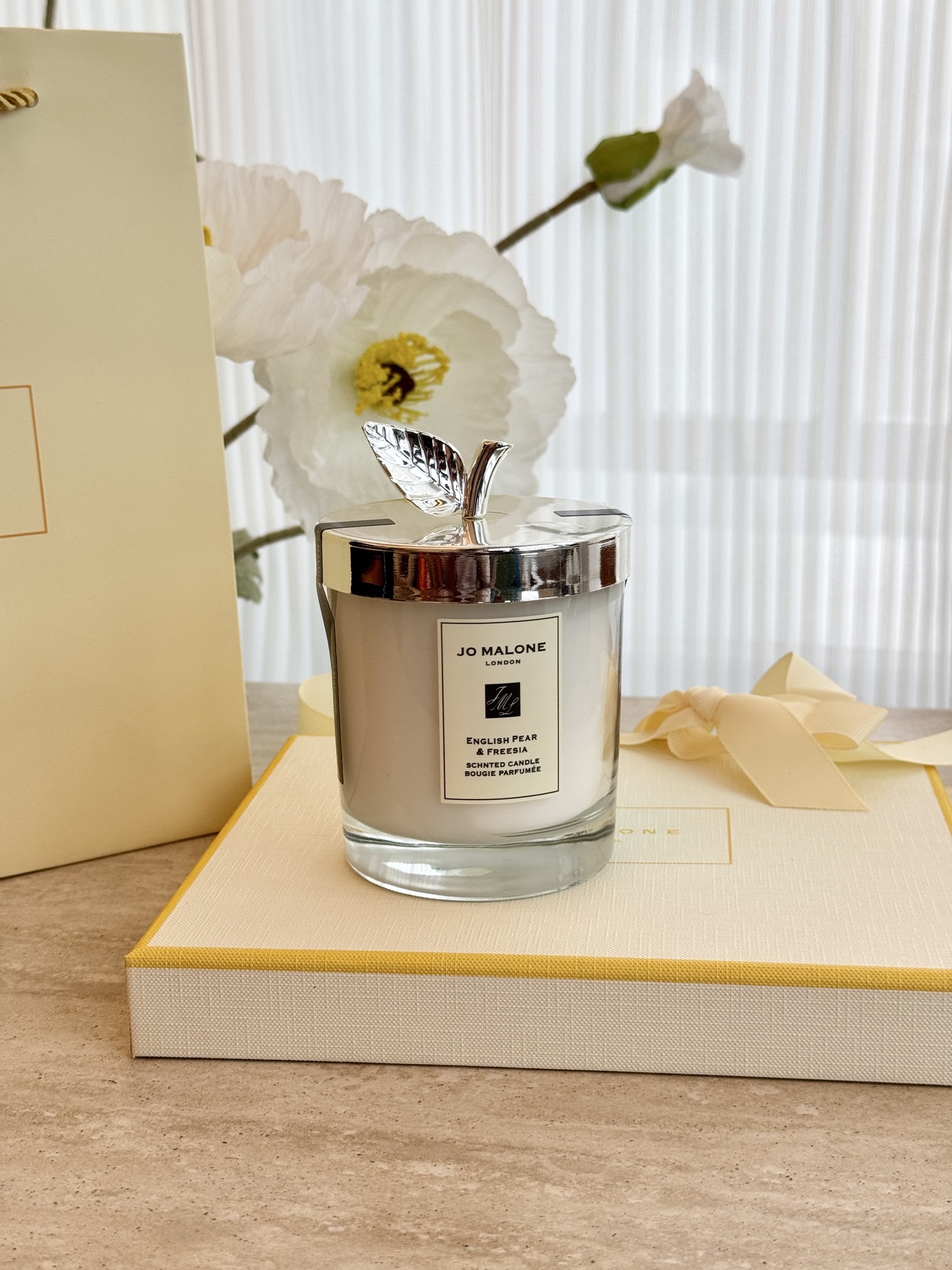 NO:809991,The main fragrance notes are William pear, which has an extremely fresh fruity fragrance, freesia, which infuses delicate floral fragrance, and patchouli, which has a sensual and deep woody fragrance. It is not like the greenness of spring, nor the wildness of summer, nor the coldness of winter, but the ripeness and fullness of autumn.  Intoxicating fruity aroma, strong autumn feeling, a little bit overwhelmed and naughty, the Ogura orchid added later makes the fruity aroma more mature, the water is gentle and soft, I want to watch the sunset quietly with you and feel like wasting time!  It can also be said to be the white moonlight in the heart, that sunshine!  A very nice afternoon meeting a girl who is clean, gentle, and has a strong sense of strength when she smiles. Car fragrance. Home fragrance. Candle.19860909主要香调有威廉梨一果香无比清新、白苍兰一注入细腻的花香、广藿香一感性而深沉的木香,不像春天的青涩,也不像夏天的狂野,更不像冬天的冷酷,就像秋天熟透的饱满 醉人的果香,浓烈的秋日感觉,带点不知所措的小调皮,过后加入的小仓兰让它的果香更有成熟感,水是温婉而柔和,想和你一起静静看落日四浪费时光的感觉！也可以说是心中的白月光,那个阳光！很好的午后碰到的干净、温柔、一笑就有种坚定力量的女生,车载香薰.居家香氛.蜡烛,accessory
