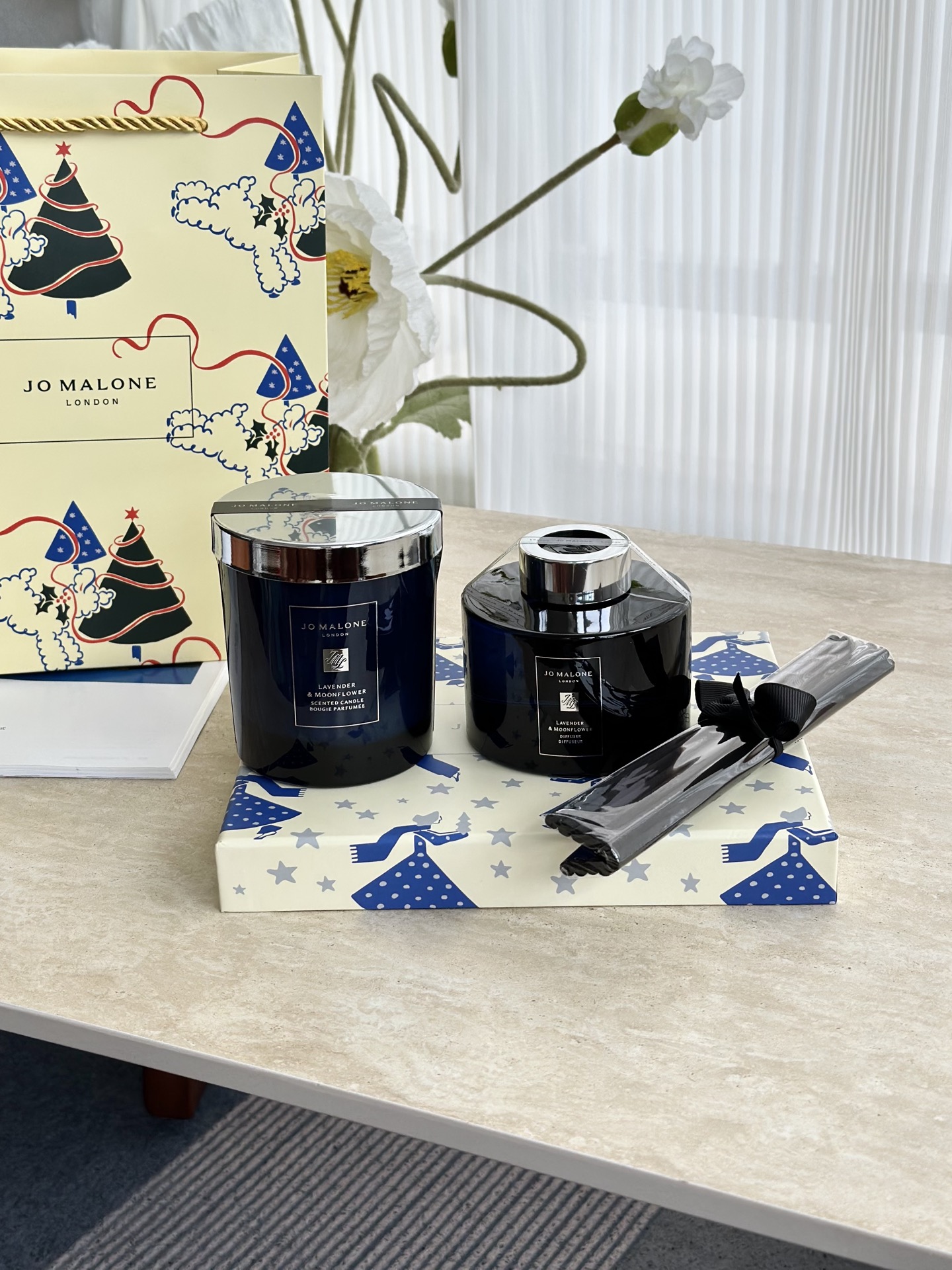 NO:810010,This aromatherapy is carefully blended with precious raw materials such as British blue blood lavender and moonflower. It can not only effectively relieve physical and mental fatigue and tension, but also help promote the secretion of melatonin!  It can be called a model of the perfect combination of fragrance art and luxury experience. The ingenious design of the gift box set is deeply rooted in British tradition and integrates modern aesthetics!  It is extremely easy to use. Open the package and place it in the room, and you can diffuse the fragrance freely. Car aromatherapy, home fragrance, and candles.19860909这款香薰甄选英国蓝血薰衣草与月光花等珍贵香原料精心调配而成,不仅能够有效舒缓身心的疲惫与紧绷,更有助于促进褪黑素的分泌！ 堪称是香氛艺术与奢华体验珠联璧合的典范之作,礼盒套装的设计巧思更是深植于英伦传统底蕴,并融合现代美学风尚！ 使用方式极为简便,开启包装后置于房间,即可自由散香.,车载香薰.居家香氛.蜡烛,accessory