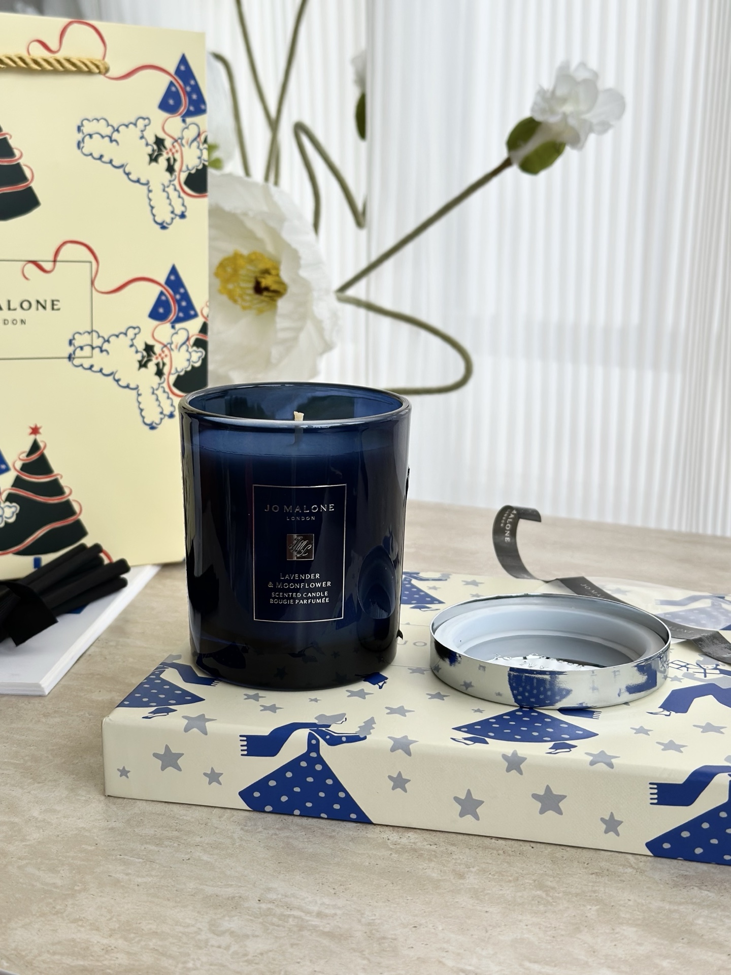 NO:810003,Lavender and Moonflower Scented Candle The top notes of moonflower and bergamot release a fresh floral fragrance and slightly sweet fruity scent, bringing a feeling of early spring. The middle notes of lavender and orange blossom are intertwined, blending into a tranquil herbal fragrance and sweet citrus scent. The tail notes of white musk and cedar wood bring a deep sweet fragrance and clean woody flavor to the whole, and finish perfectly. Car fragrance. Home fragrance. Candle19860909薰衣草与月光花香氛蜡烛 前调的月光花与佛手柑释放出清新的花香和微甜的果味,带来初春的感觉.中调的薰衣草与橙花交织,混合成宁静的草本香与甜美的柑橘气息.而尾调的白麝香与雪松木则为整体带来深沉的甜香与干净的木质味,完美收尾.,车载香薰.居家香氛.蜡烛,accessory