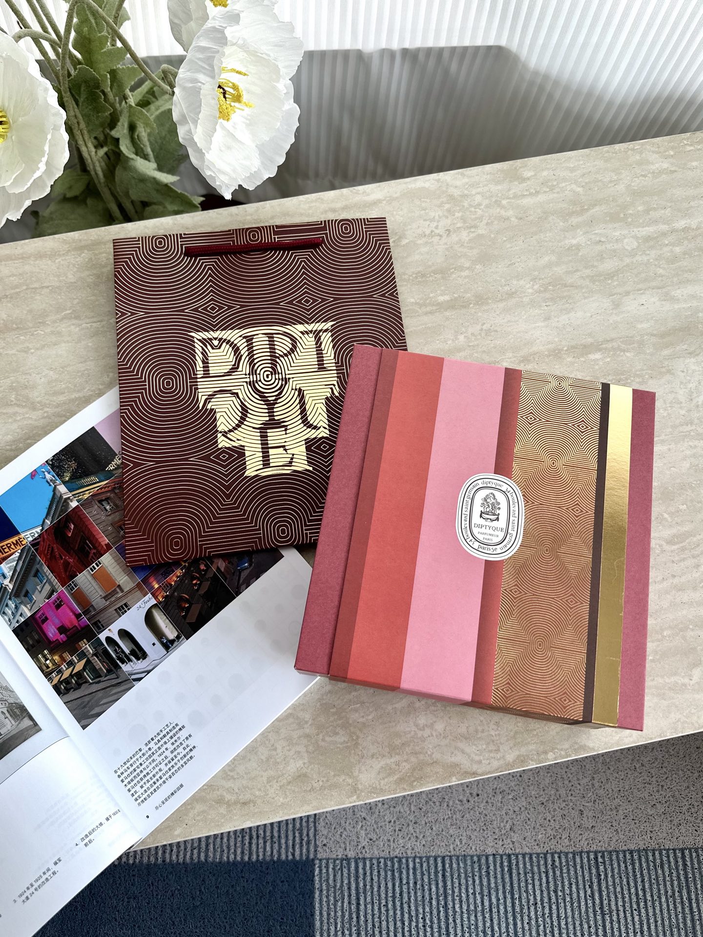 NO:810025,Diptyque Chinese red limited edition revolving lantern aromatherapy gift box Red snake year limited edition aromatherapy rotating revolving lantern candle holder, the packaging gift box is mainly packaged in a large Chinese red gift box, choose 'red' and 'gold' as the main colors of the gift box, red represents happiness and auspiciousness, and gold represents nobility. It is a gift that is delivered to your heart, a creative and thoughtful little gift that you can't bear to miss!  2 candles in gift box. Packaging specifications: berry aromatherapy 70gx1, rose aromatherapy 70gx1, lamp stand x1, windmill x1, pendant x5, car aromatherapy, home fragrance, candle19860909Diptyque 蒂普提克中国红限定款走马灯香薰礼盒 红色蛇年款限量版香薰旋转走马灯烛台 ,包装礼盒以中国红大礼盒包装为主,选择“红色”和“金色”为礼盒主色,红色代表喜庆吉祥,金色代表高贵大气,送礼送到心坎儿上,创意贴心的小礼物 不忍错过！ 蜡烛2只装礼盒 包装规格 浆果香薰70gx1 玫瑰香薰70gx1  灯台x1 风车x1 挂坠x5,车载香薰.居家香氛.蜡烛,accessory