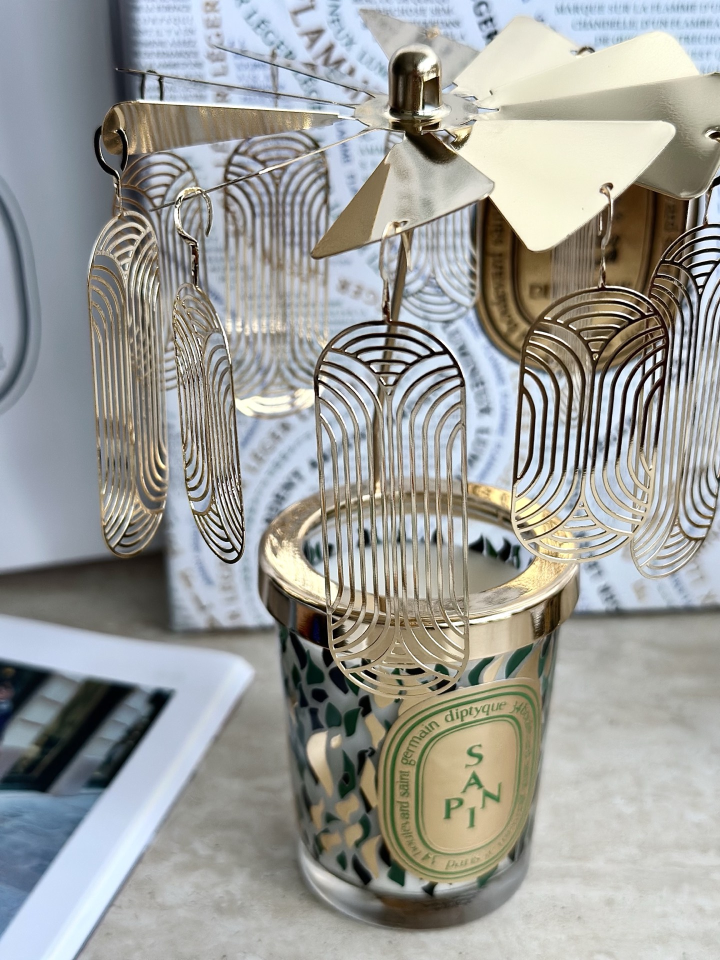 NO:810044,The revolving lantern design is a highlight. The metal frame is matched with exquisite carving craftsmanship. Under the candlelight, it projects dreamy light and shadow, adding romance and warmth to the space!  , Car Aromatherapy. Home Fragrance. Candles19860909走马灯设计是一大亮点,金属材质框架搭配精美的雕花工艺,在烛光映照下,投射出梦幻般的光影,为空间增添浪漫与温馨！,车载香薰.居家香氛.蜡烛,accessory
