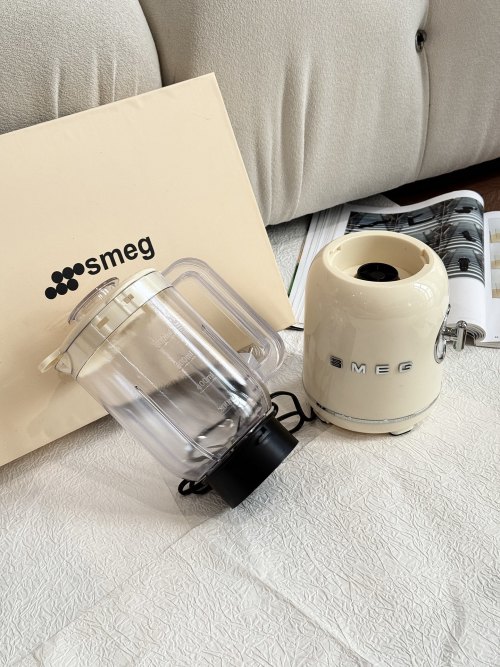 Smeg 800ml Retro Style Blender - Effortless Blending & Easy Cleaning