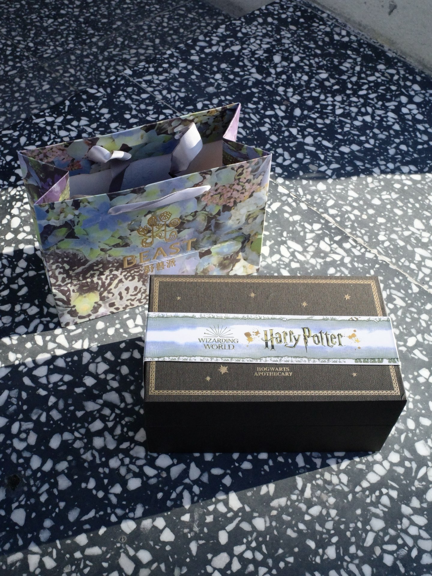 NO:810815,Complete gift box packaging!  !  It’s perfect for giving away and keeping for your own use. The Brutalist car mounted rose gold Snitch is heart-warming at first glance!  I'm amazed!  Feel the romantic atmosphere in the car, as if you are in a garden. Suitable for couples, romantics or people who like floral scents. The romantic atmosphere will make you fall in love!  , Car Aromatherapy. Home Fragrance. Candles19860909全套礼盒包装！！ 送人自留都很合适 一眼心动的野兽派车载玫瑰金飞贼！惊艳到我啦！ 在车里感受浪漫的气息,仿佛置身于花园之中 适用于情侣、浪漫主义者或喜欢花香气息的人 浪漫氛围,一整个爱住啦！,车载香薰.居家香氛.蜡烛,accessory