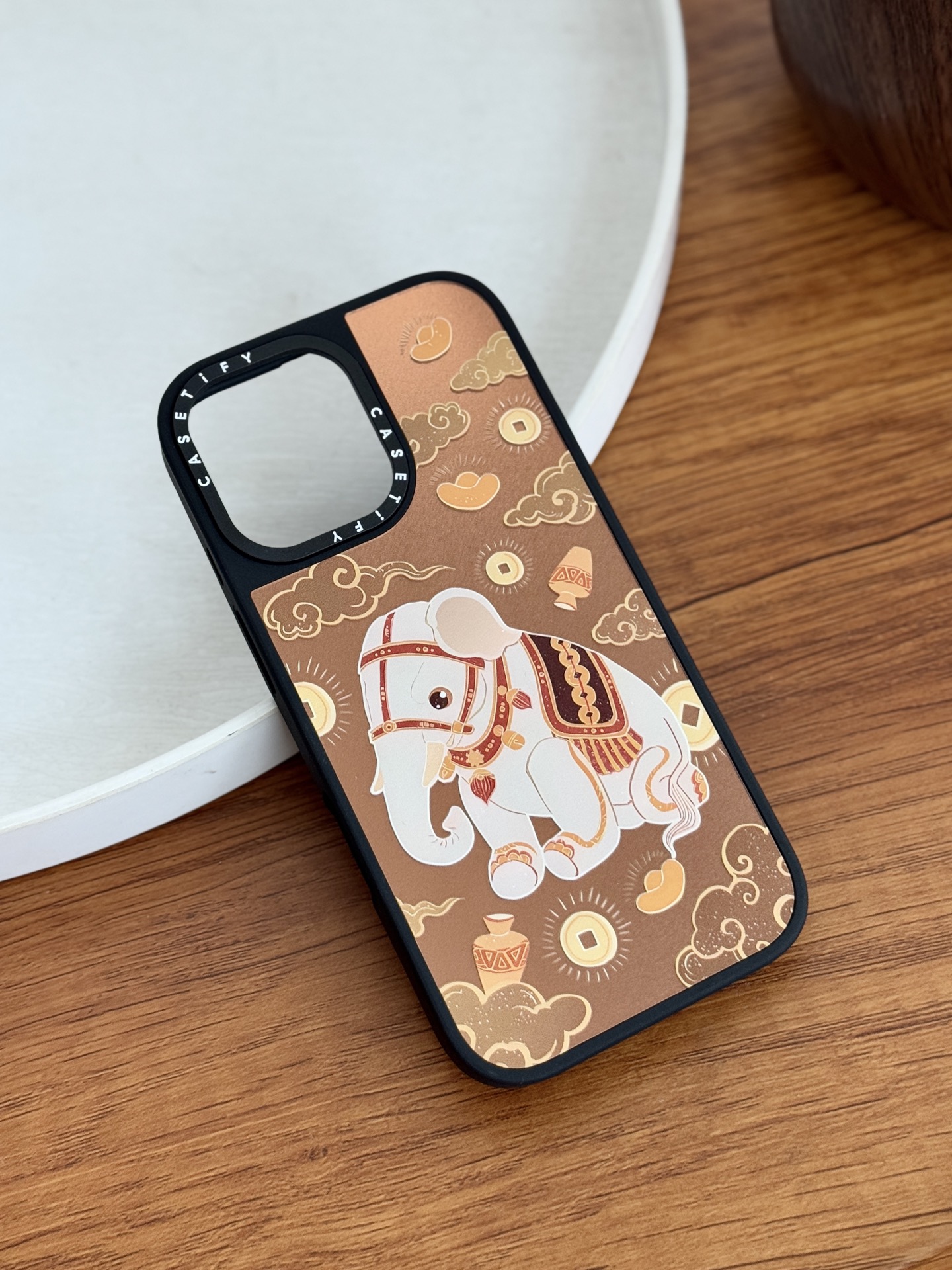 NO:810852,° Take a look at the details!  It is very protective and resistant to falls. It is very stable and durable. It is resistant to oxidation and has a good feel. It is heavy and not light. But after putting it on, it is very light and not heavy. It is very comfortable to hold in the hand. It does not slip and is not easy to pick up fingerprints. The mirror model will be a bit sticky (there is no way to avoid it. It will be the same if you spend hundreds of dollars to experience the official version). The side and bottom card positions are very precise and fit the phone very well. The buttons and camera openings are very precise and will not affect normal use.  The camera part also has raised protection, and the details are well done, including mobile phone cases, small pendants, earphone cases, key chains, trendy department stores, keychains, and phone cases.19860909°细节看一眼！ 保护能力非常强还很抗摔稳定性强  特别耐用、耐氧化、手感很好 是有分量的不会轻飘飘那种 但套上以后又很轻薄不厚重,拿在手里很舒服 不会滑手也不容易沾指纹镜面款会有点粘（这个没办法避免,你花大几百去体验一下官版也是这样） 侧边 下边 卡位非常精准 很贴合手机 按键和摄像头开孔都很精准,不会影响正常使用 摄像头部分也有凸起保护 ,细节做得很到位,手机壳.小挂件.耳机套.钥匙扣潮品百货,keychain,phone cases,accessory