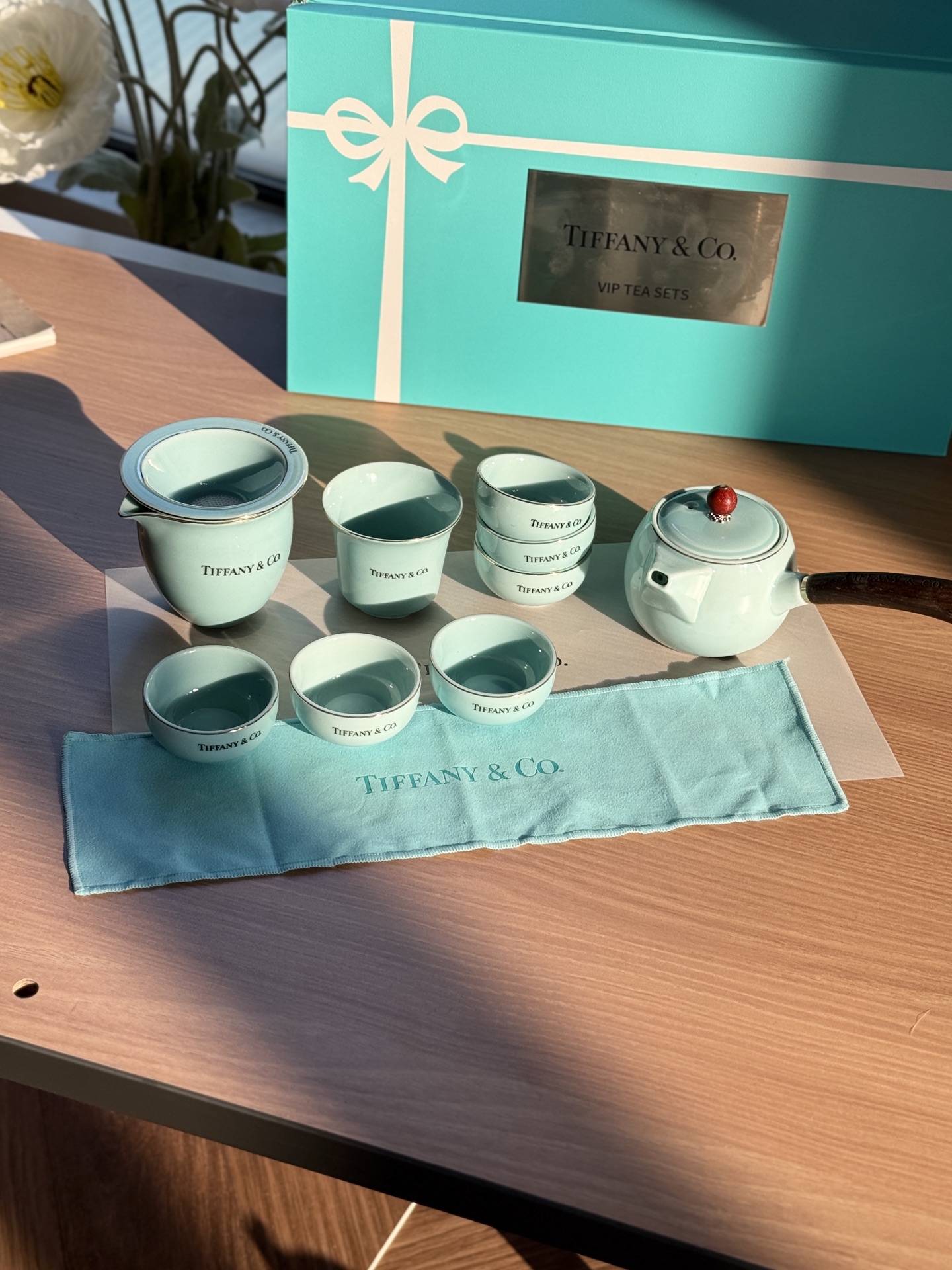 NO:810911,It must be the C seat of this year’s New Year’s tea banquet. Tiffany&co reunion tea set. Get together with tea and enjoy the 600-year-old Oriental atmosphere. 10-piece set with full function coverage, in a gift box at the counter. Carrying Beier has a face, gift to relatives and friends / good quality for personal use, tea set      cup, tiffany19860909必须是今年过年茶席C位 蒂芙尼Tiffany&co团圆组合茶具 以茶聚首,共品六百年东方气象 10件套全功能覆盖,专柜礼盒装 拎着倍儿有面,送亲访友 / 自用好质感,茶具    杯子,t,accessory