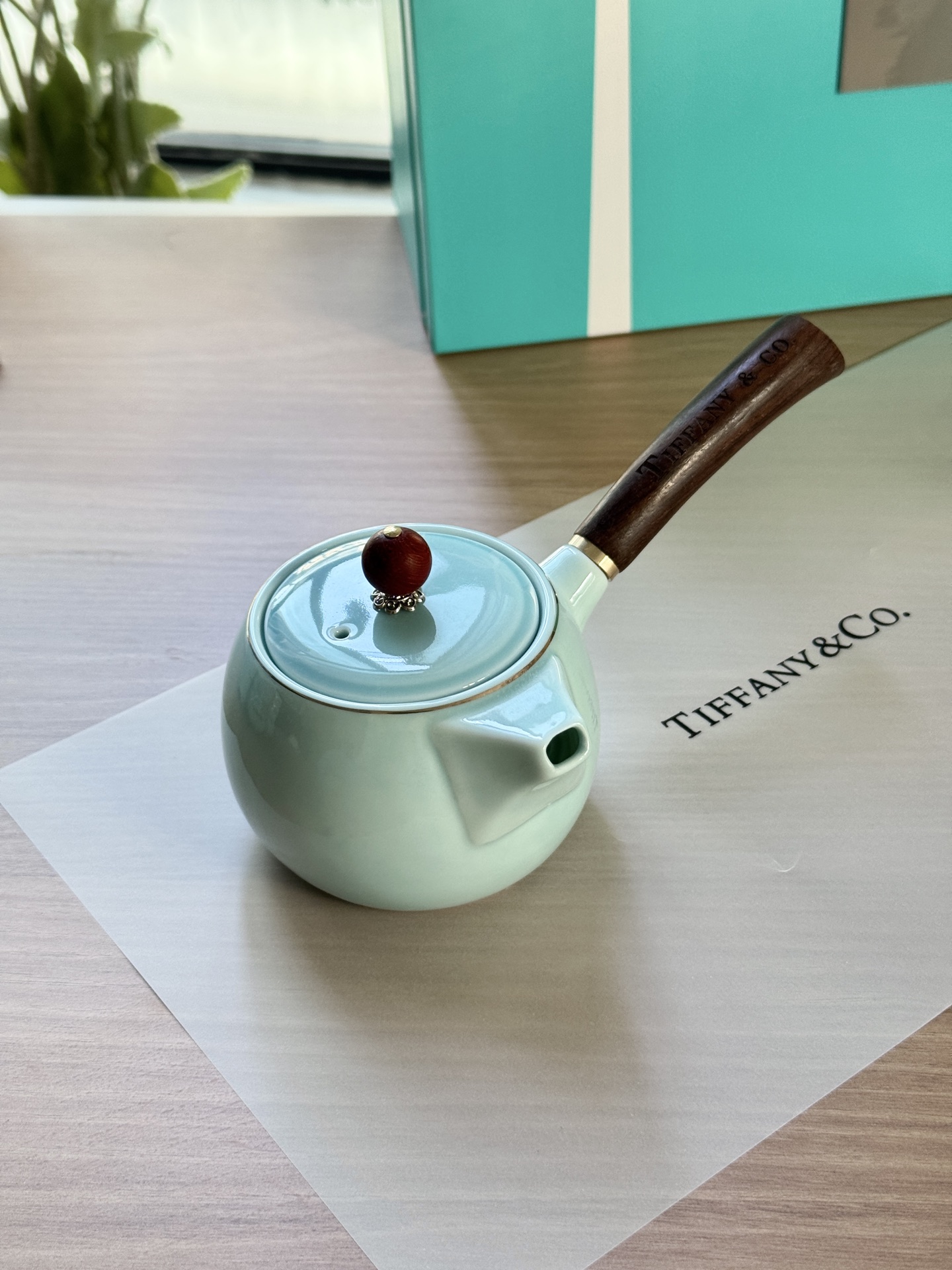 NO:810905,Side-handle pot. The overall color is simple and simple, elegant and elegant, without losing the sense of weight. The handle is made of natural solid wood, with clear and beautiful texture. It is not hot to hold. It is comfortable to hold and does not hurt your hands when held for a long time. Tea set      cup19860909侧把壶 整体色调单纯朴素,娴雅清逸,又不失厚重感 壶把采用天然实木制作,纹理清晰美观持握不烫手 握起来舒服,长时间拿也不硌手,茶具,accessory