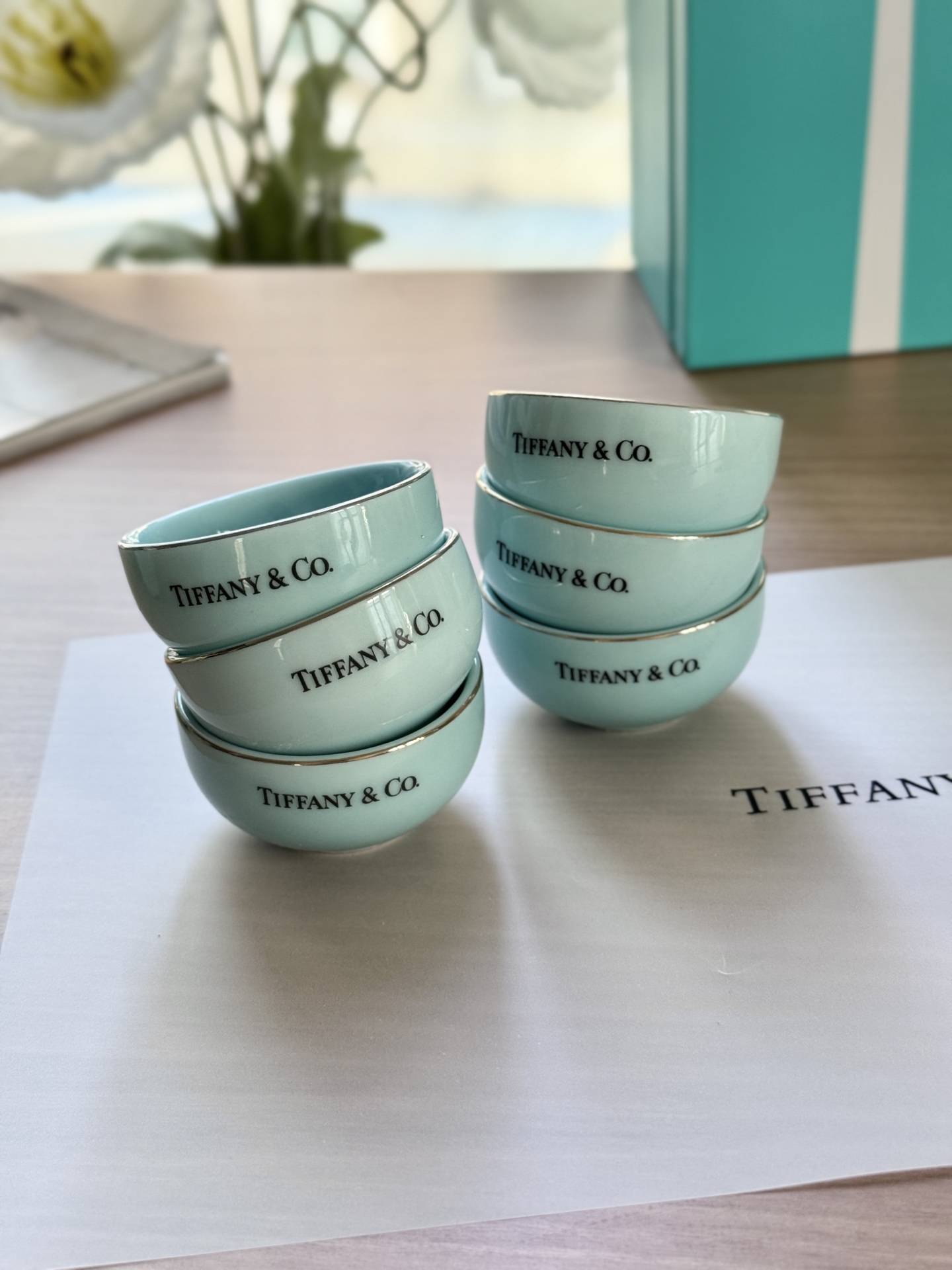 NO:810909,Tasting tea cups*6. In the past, we drank tea to quench our thirst, but now we drink tea for enjoyment. When drinking tea with this set of tea cups, I feel that I have been temporarily separated from the trivial matters of life and fell into a romantic Tiffany dream, tea set      cup, tiffany19860909品茗杯*6 以前喝茶是为了解渴,现在喝茶是为了享受 用上这套茶杯喝茶,感觉自己也暂时从生活的琐碎里抽离了,掉进了浪漫蒂芙尼的梦里,茶具    杯子,t,accessory