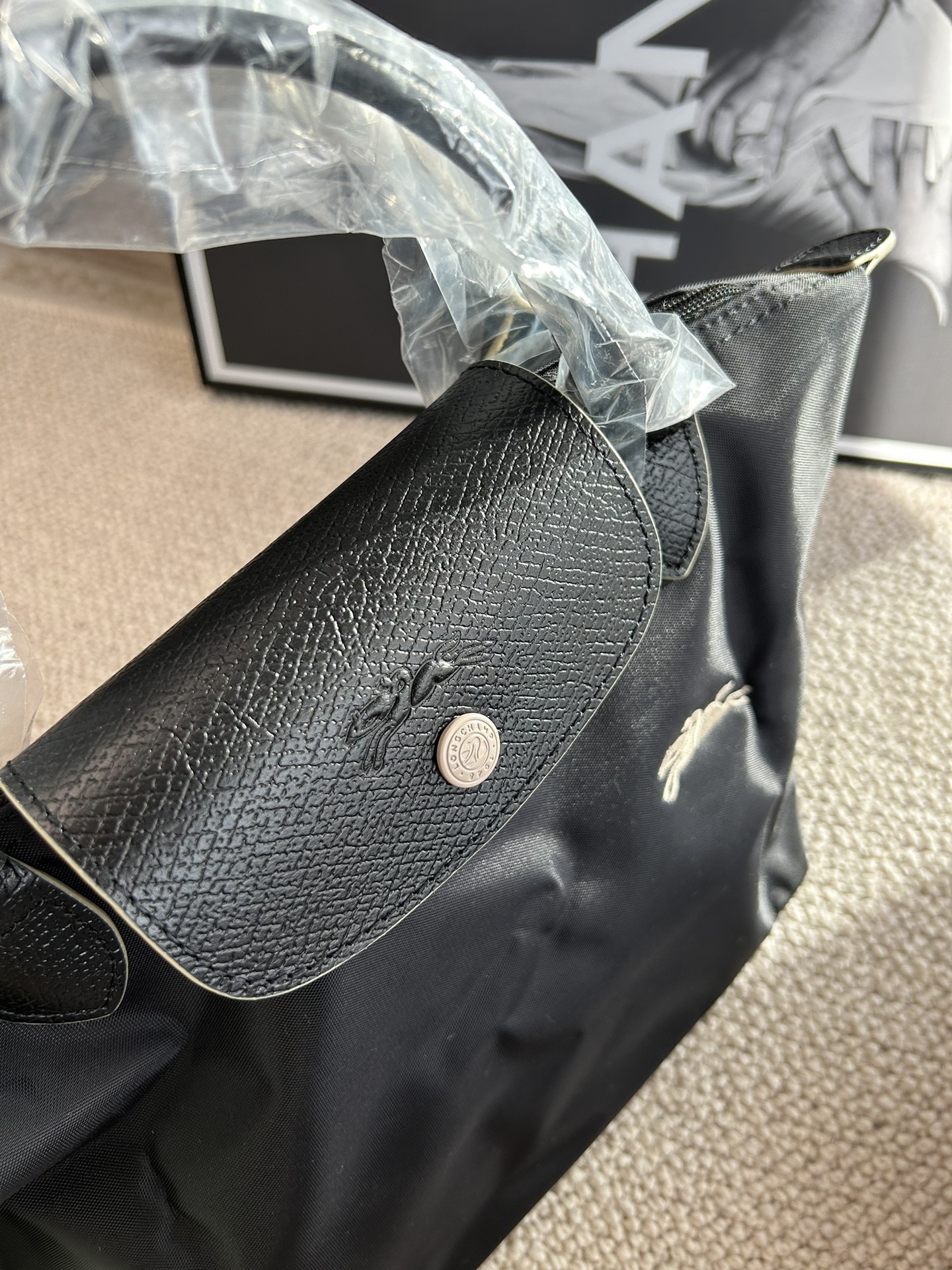 Longchamp ～黑色，真的是 的黑色，一眼看上去就很高级黑，价格美丽，但是品质容量都很绝