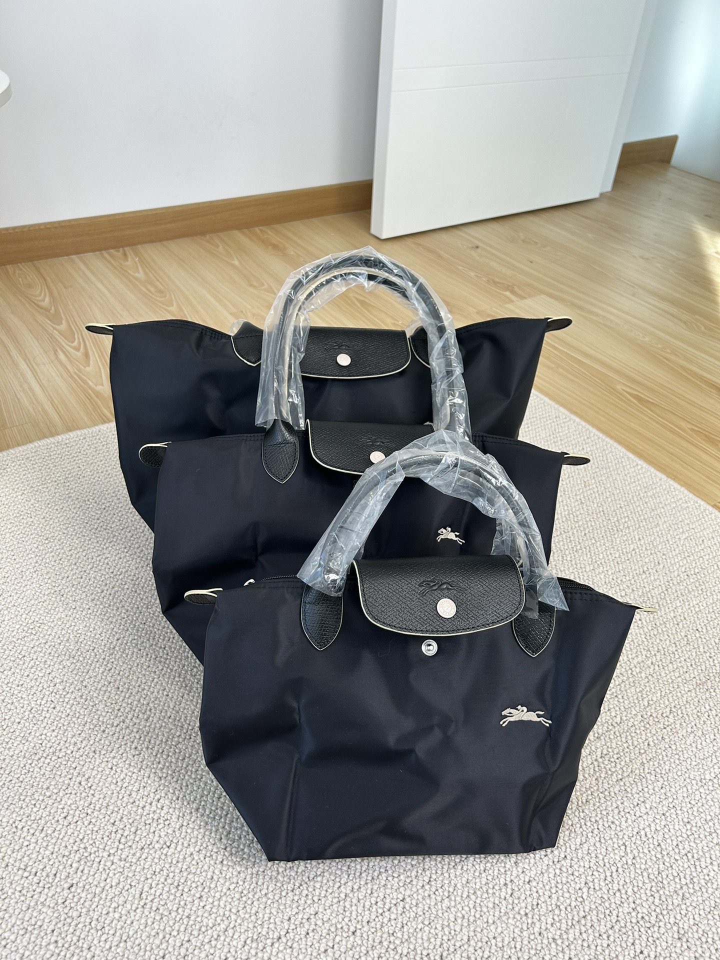 Longchamp ～黑色，真的是 的黑色，一眼看上去就很高级黑，价格美丽，但是品质容量都很绝