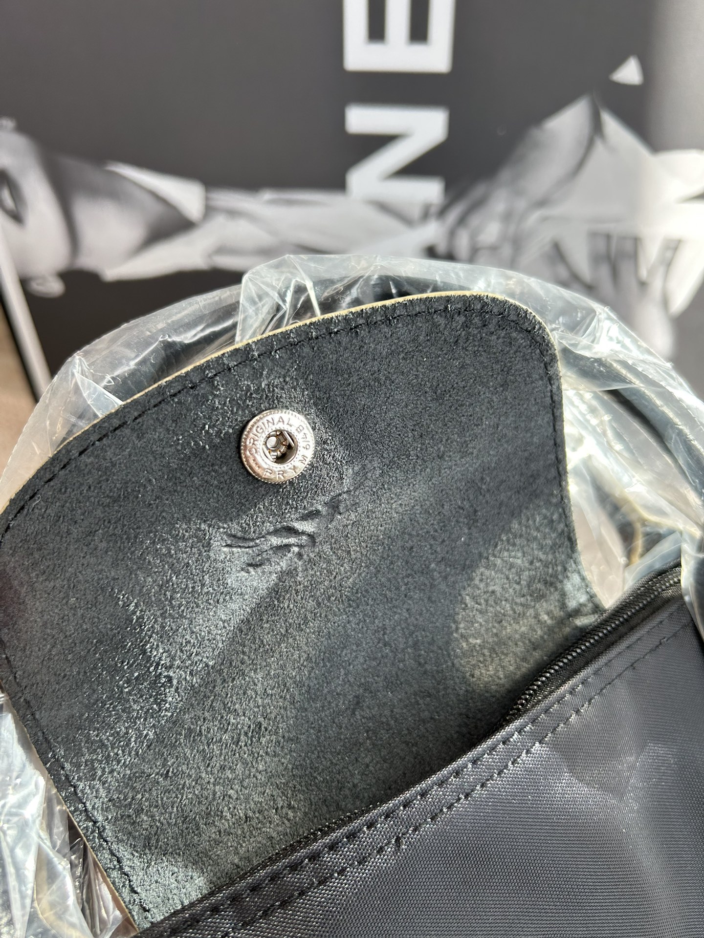 Longchamp ～黑色，真的是 的黑色，一眼看上去就很高级黑，价格美丽，但是品质容量都很绝